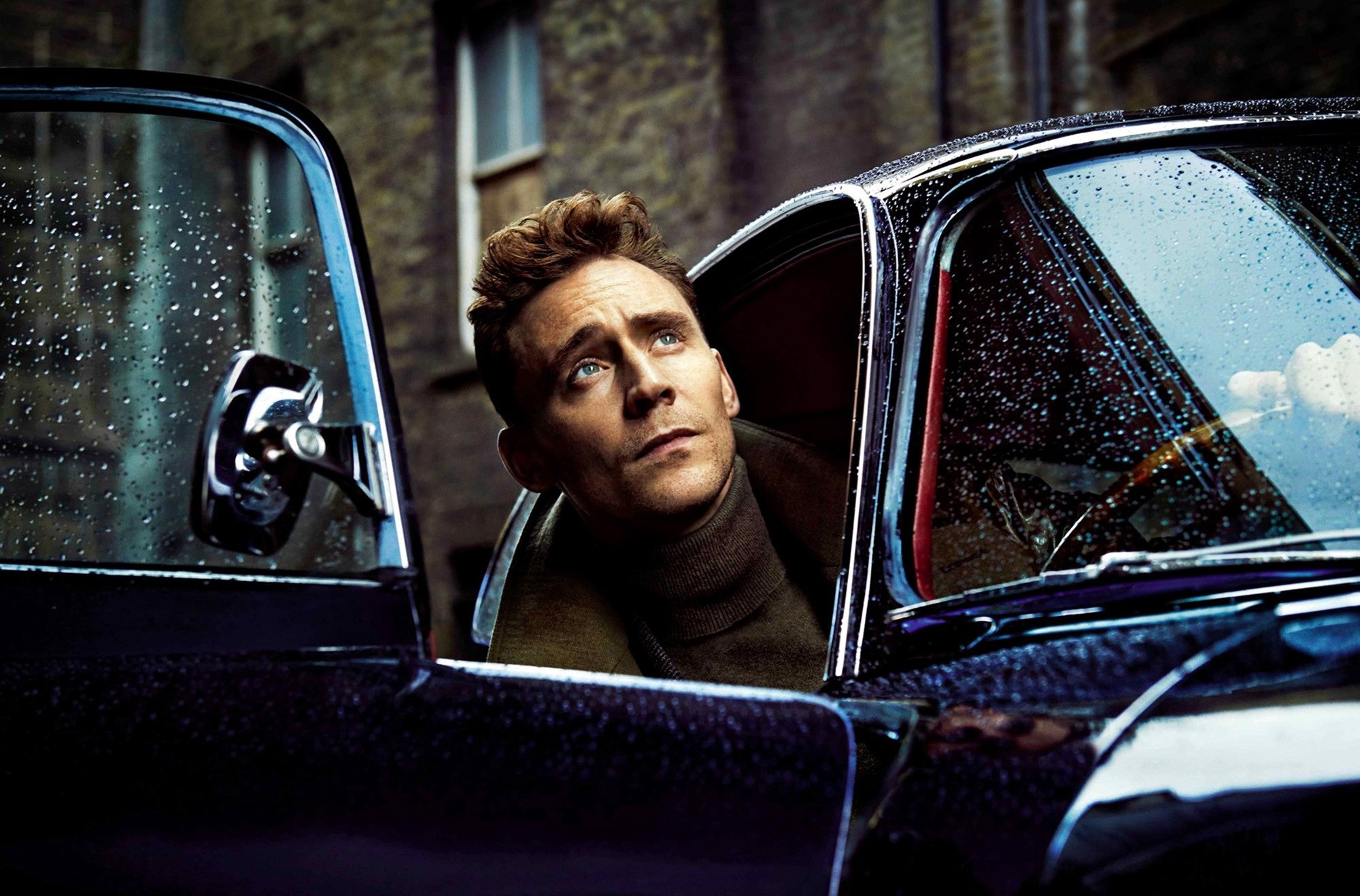 Tom Hiddleston in a vintage car HD Wallpaper