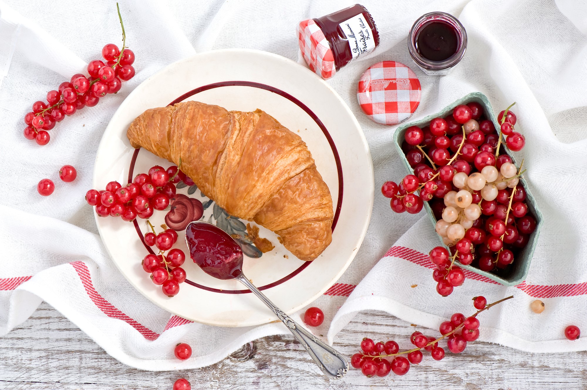 Croissant with red currants and jam on a plate HD Wallpaper