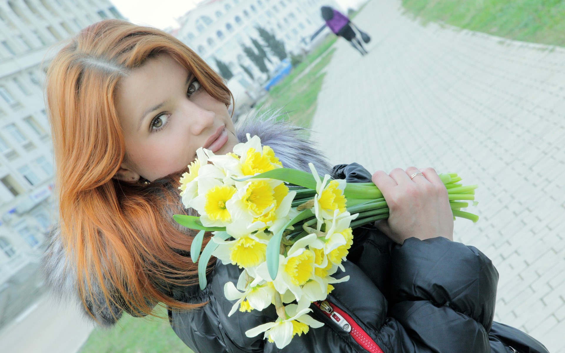 Redhead girl holding daffodils on a street HD Wallpaper