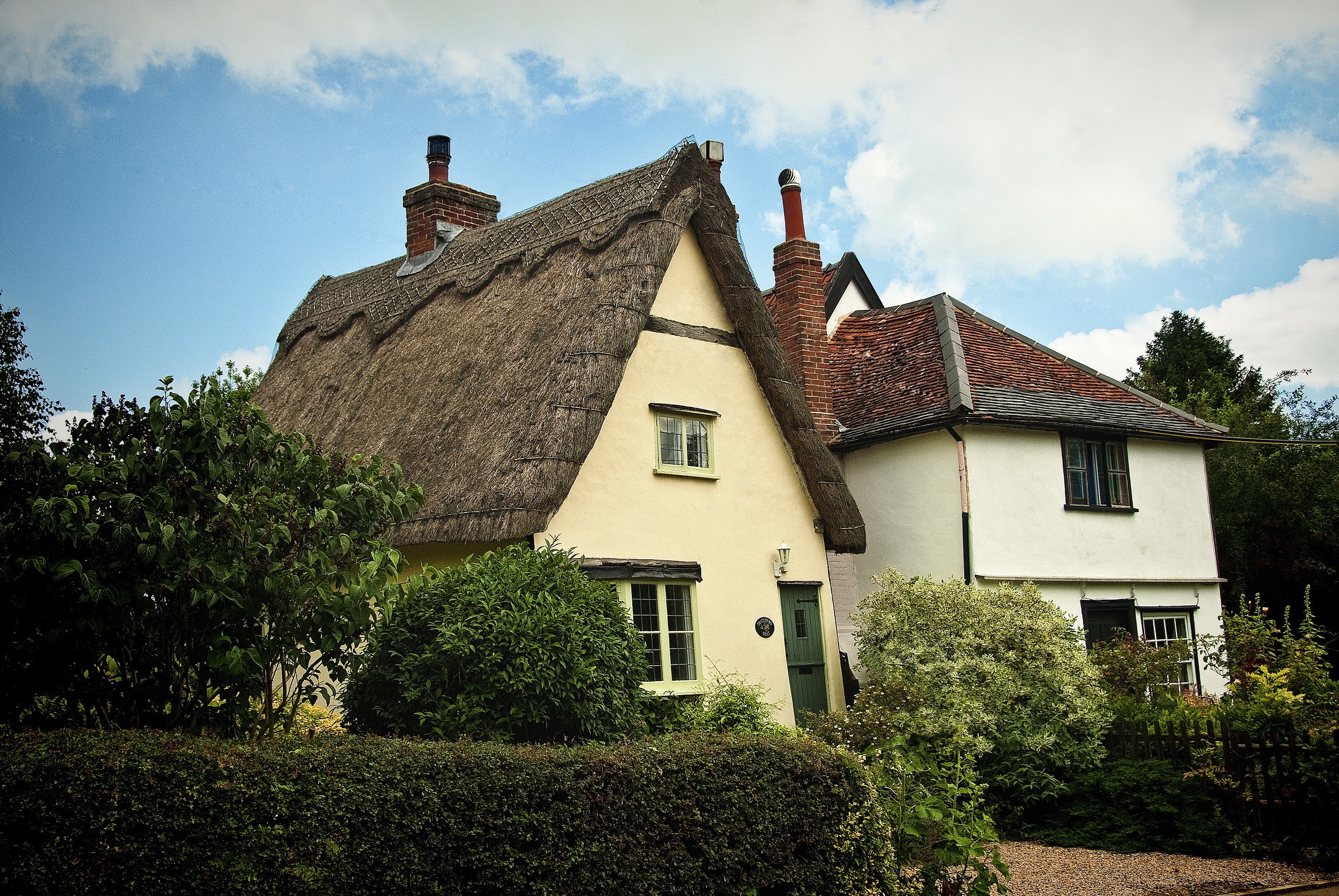 Thatched roof cottage and white house in Suffolk, UK HD Wallpaper
