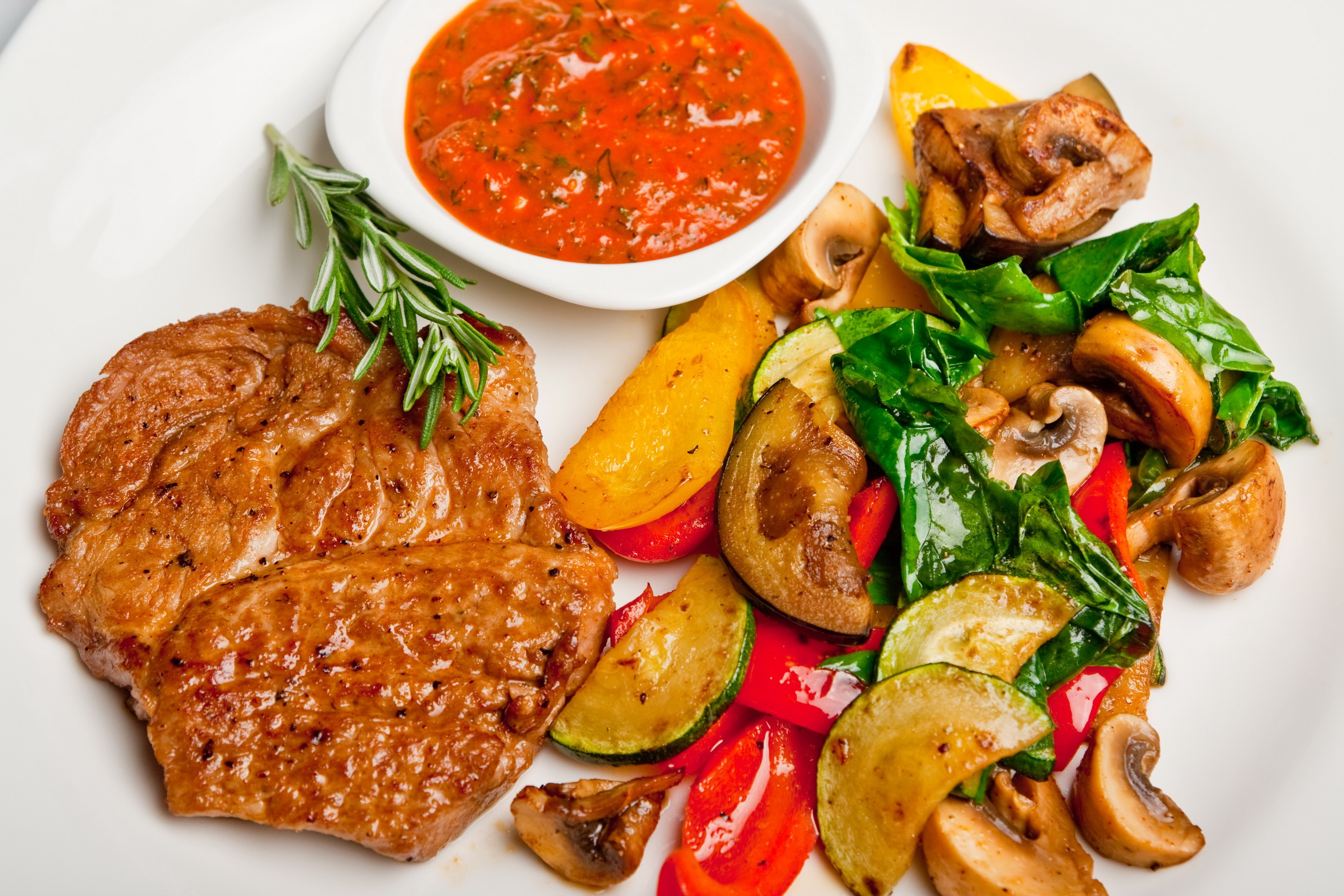 Steak with roasted vegetables and tomato sauce HD Wallpaper