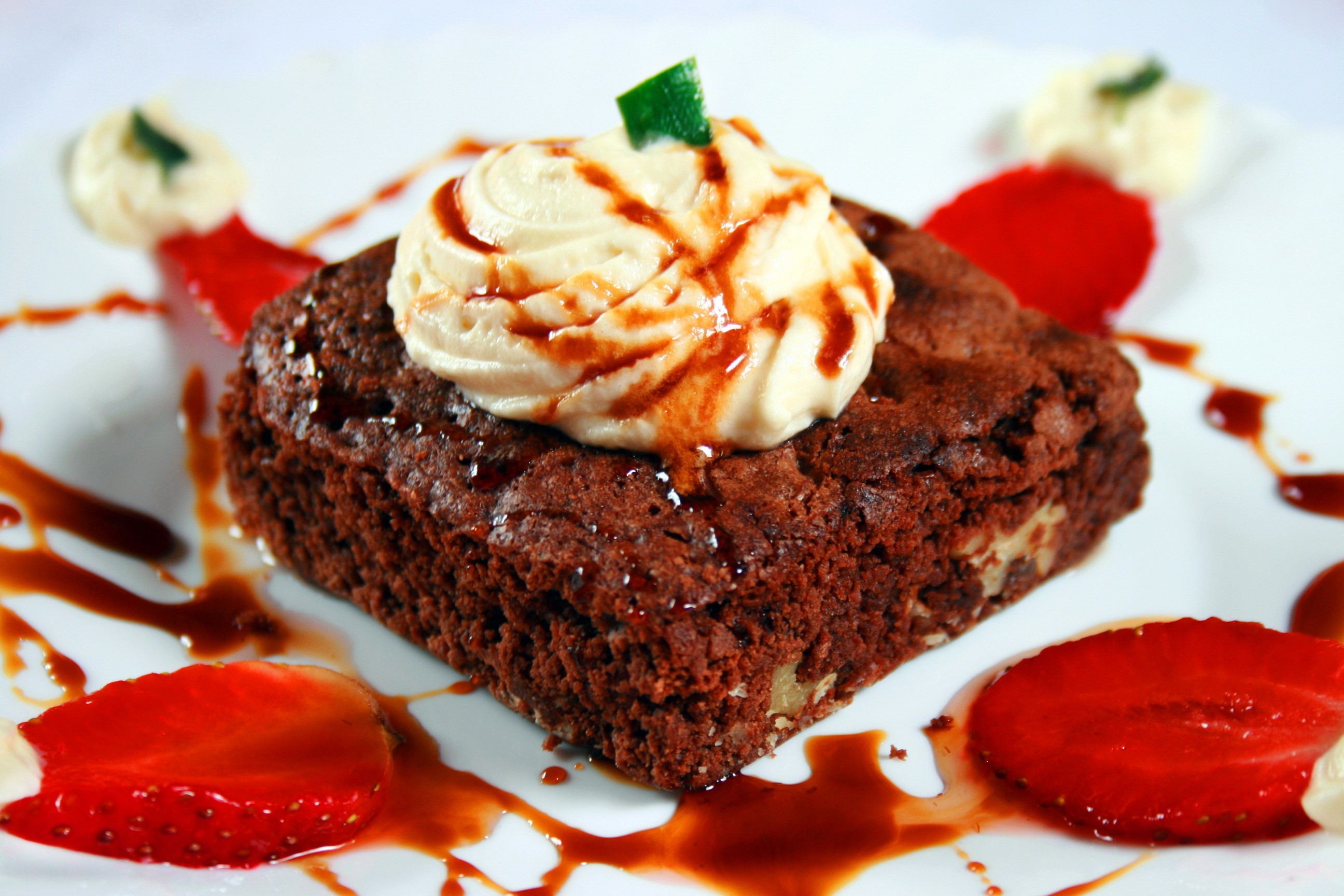 Chocolate brownie with whipped cream and strawberries HD Wallpaper