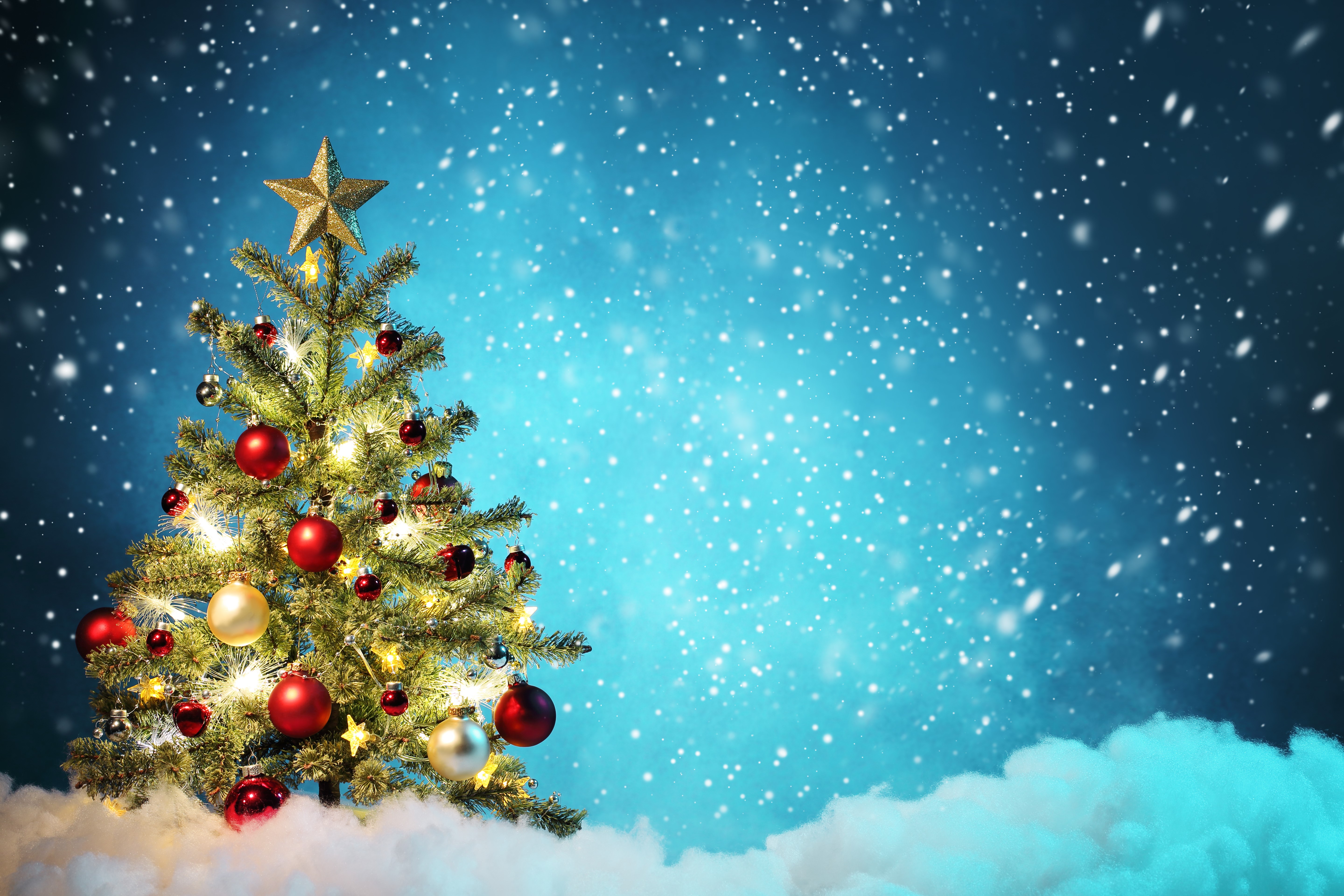 Christmas tree with ornaments and snowflakes HD Wallpaper