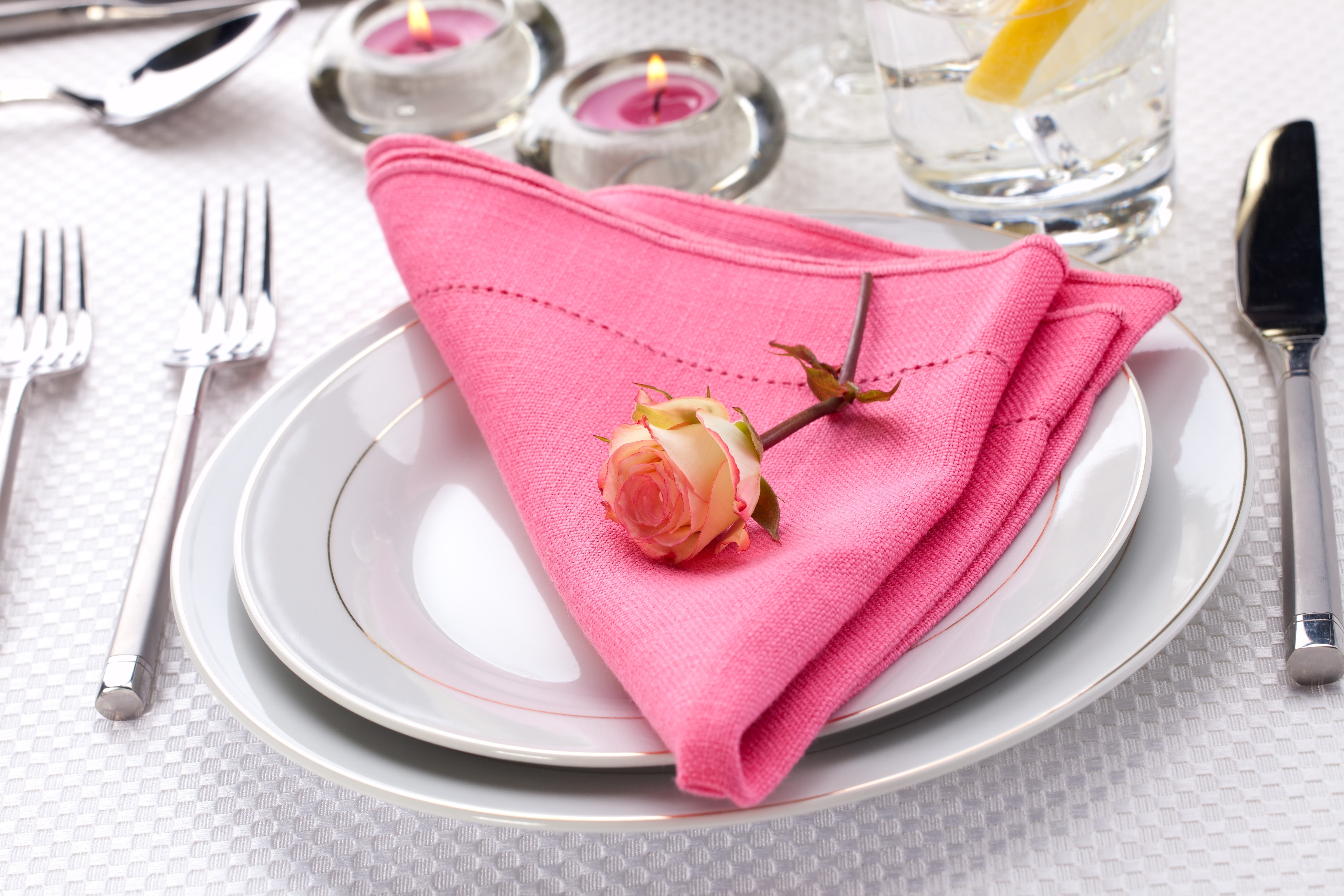 Table setting with pink napkin and rose HD Wallpaper