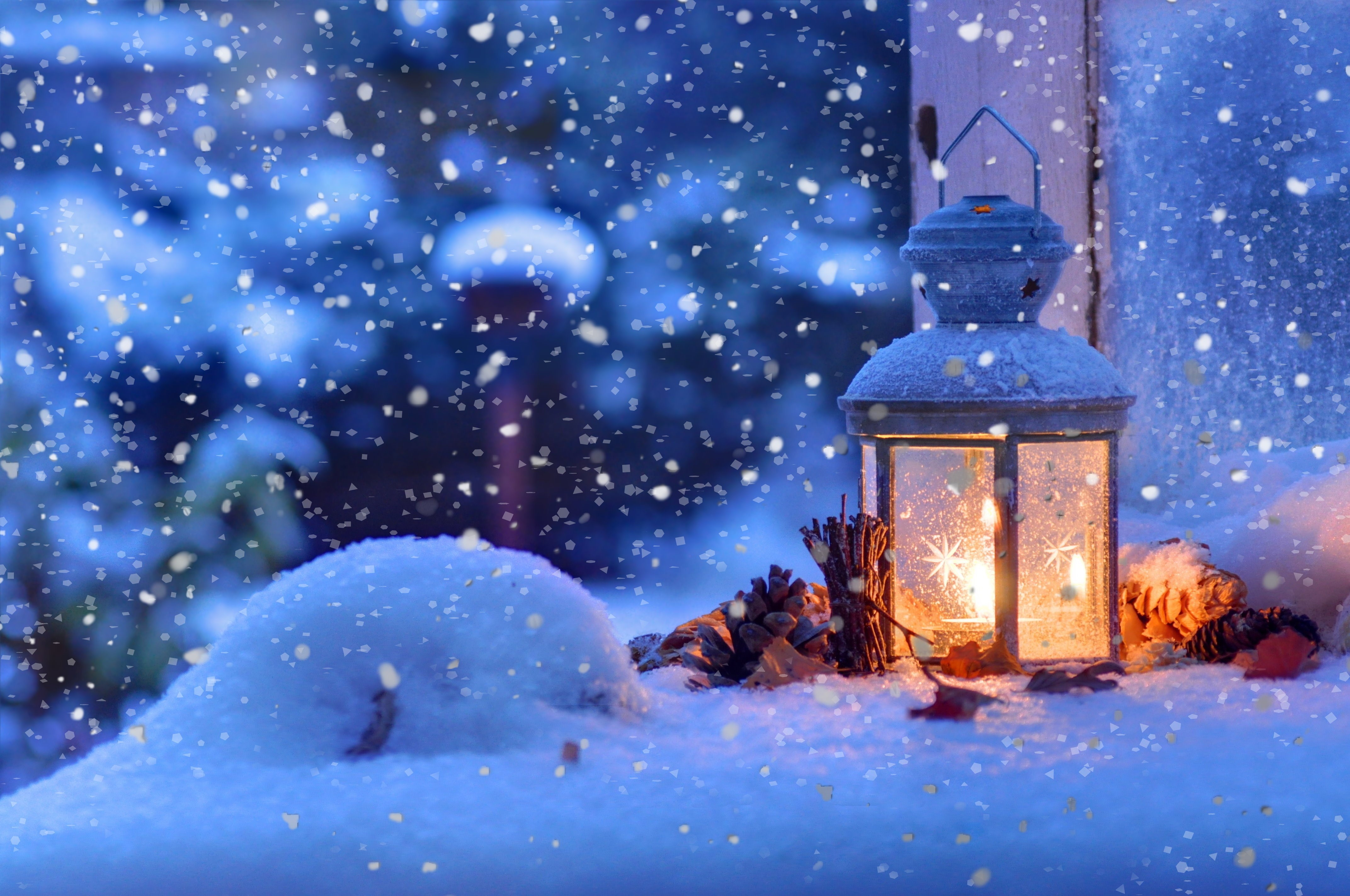 Lantern with candles in the snow HD Wallpaper