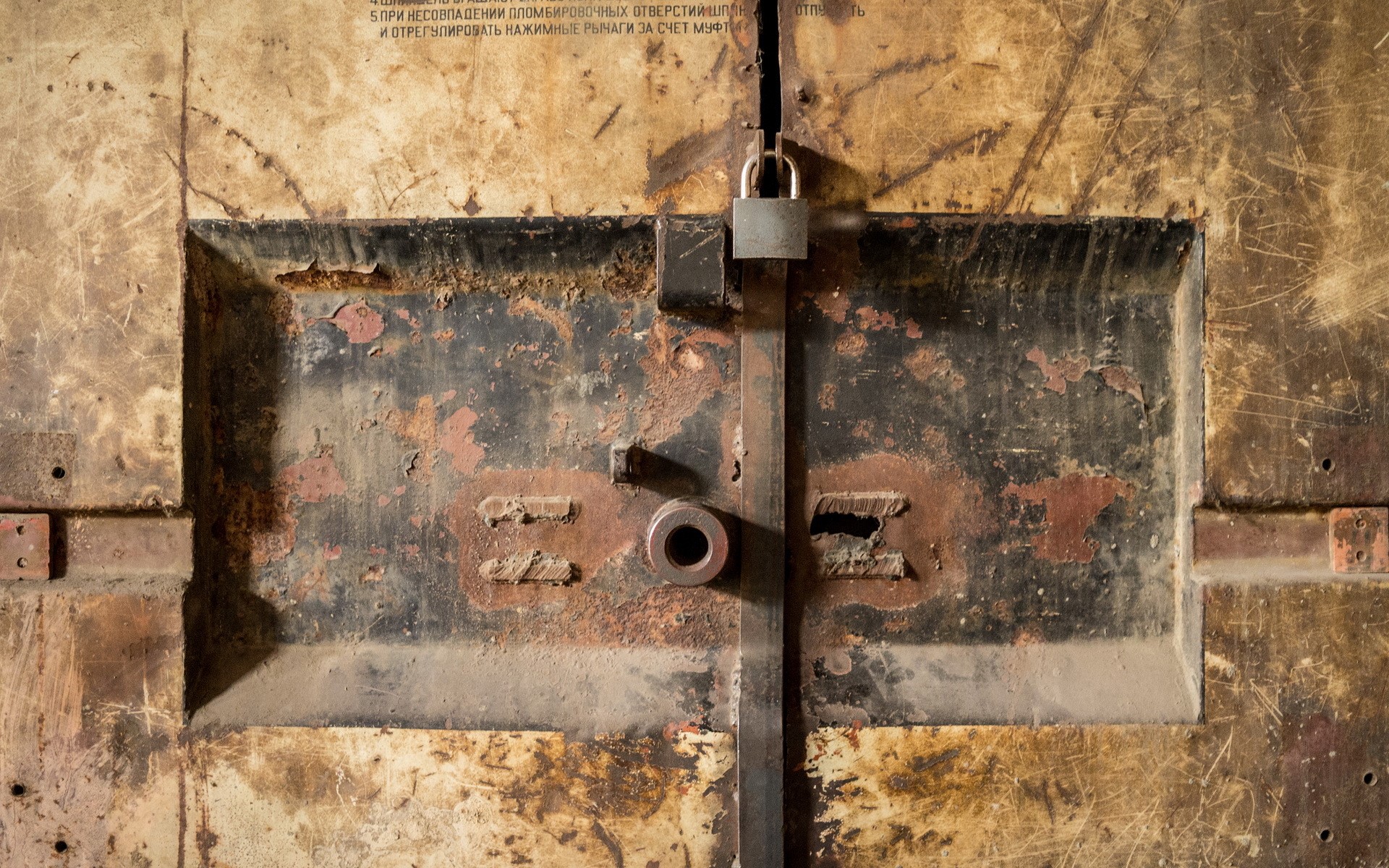Rusty metal door with padlock HD Wallpaper