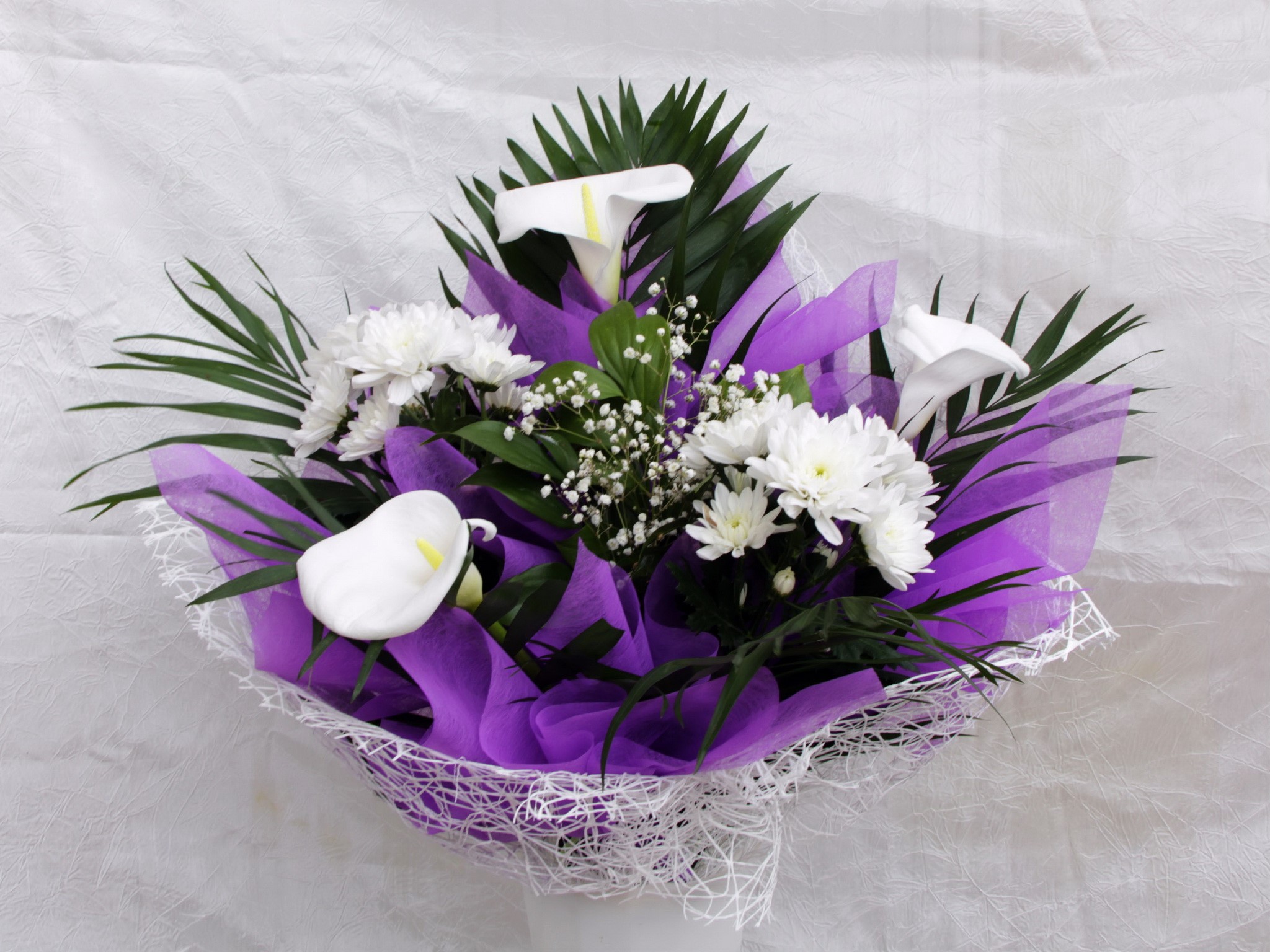 Bouquet of white calla lilies and chrysanthemums HD Wallpaper