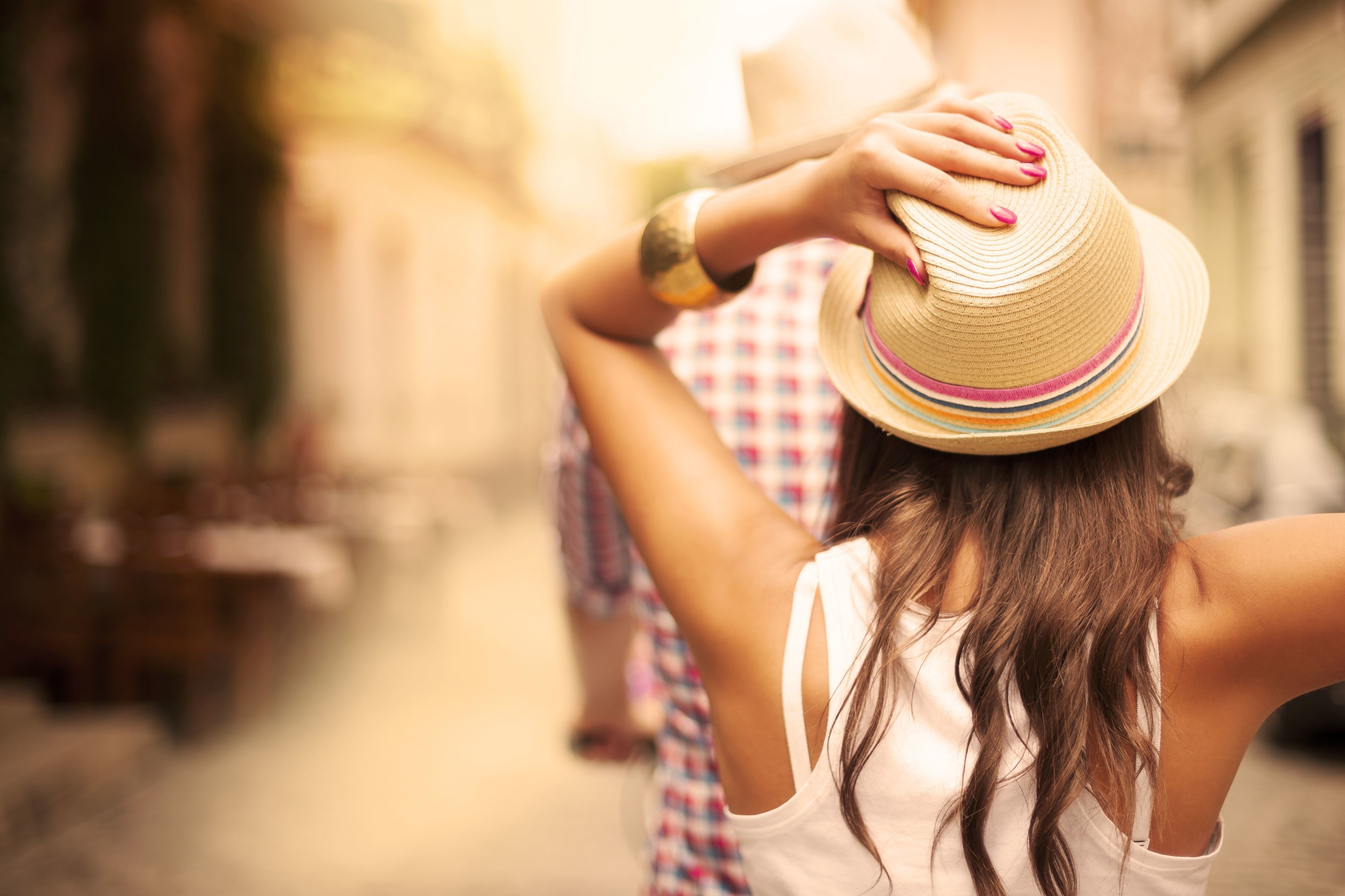Woman in hat and white top with man in plaid shirt HD Wallpaper
