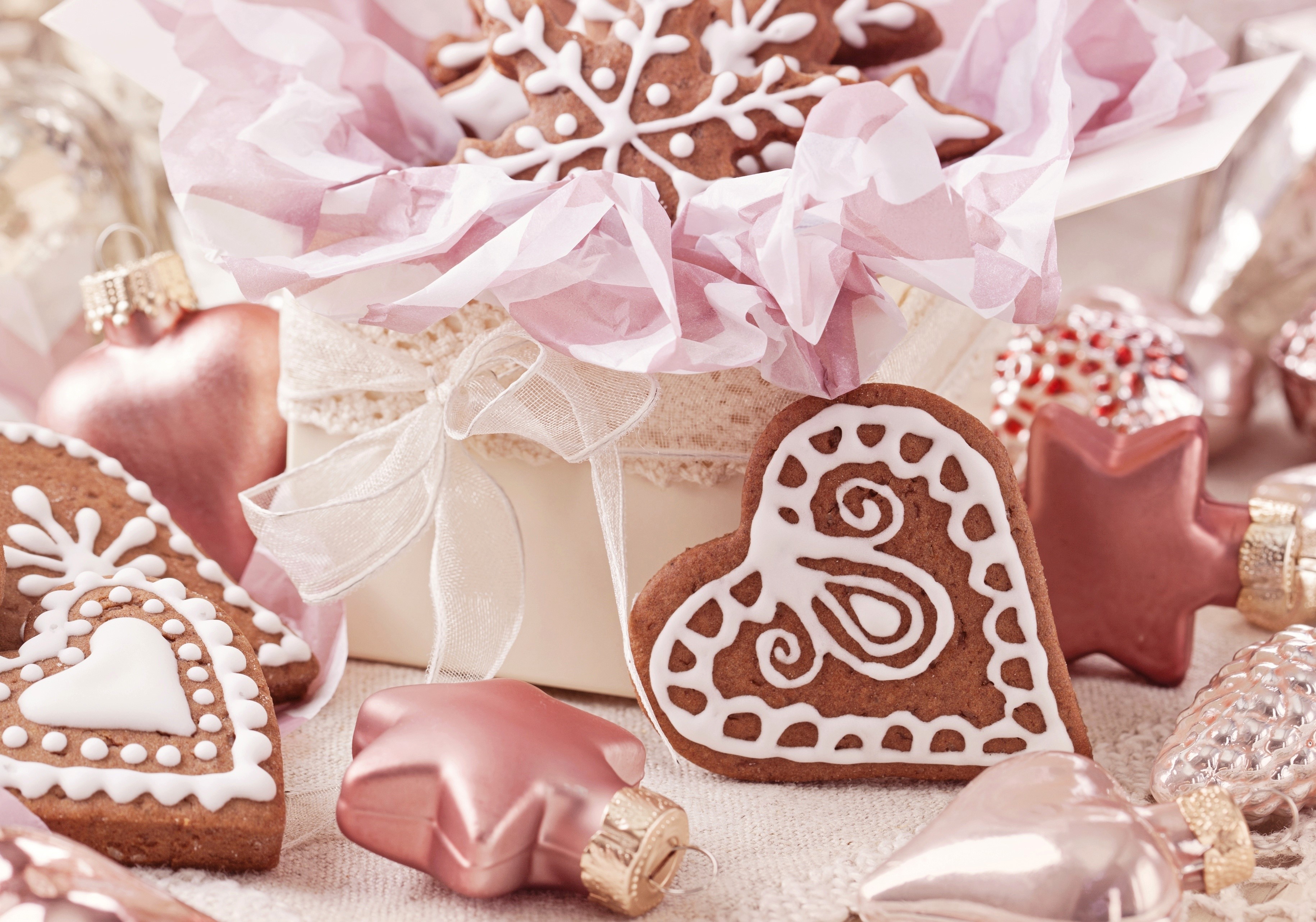 Christmas gingerbread cookies and ornaments HD Wallpaper