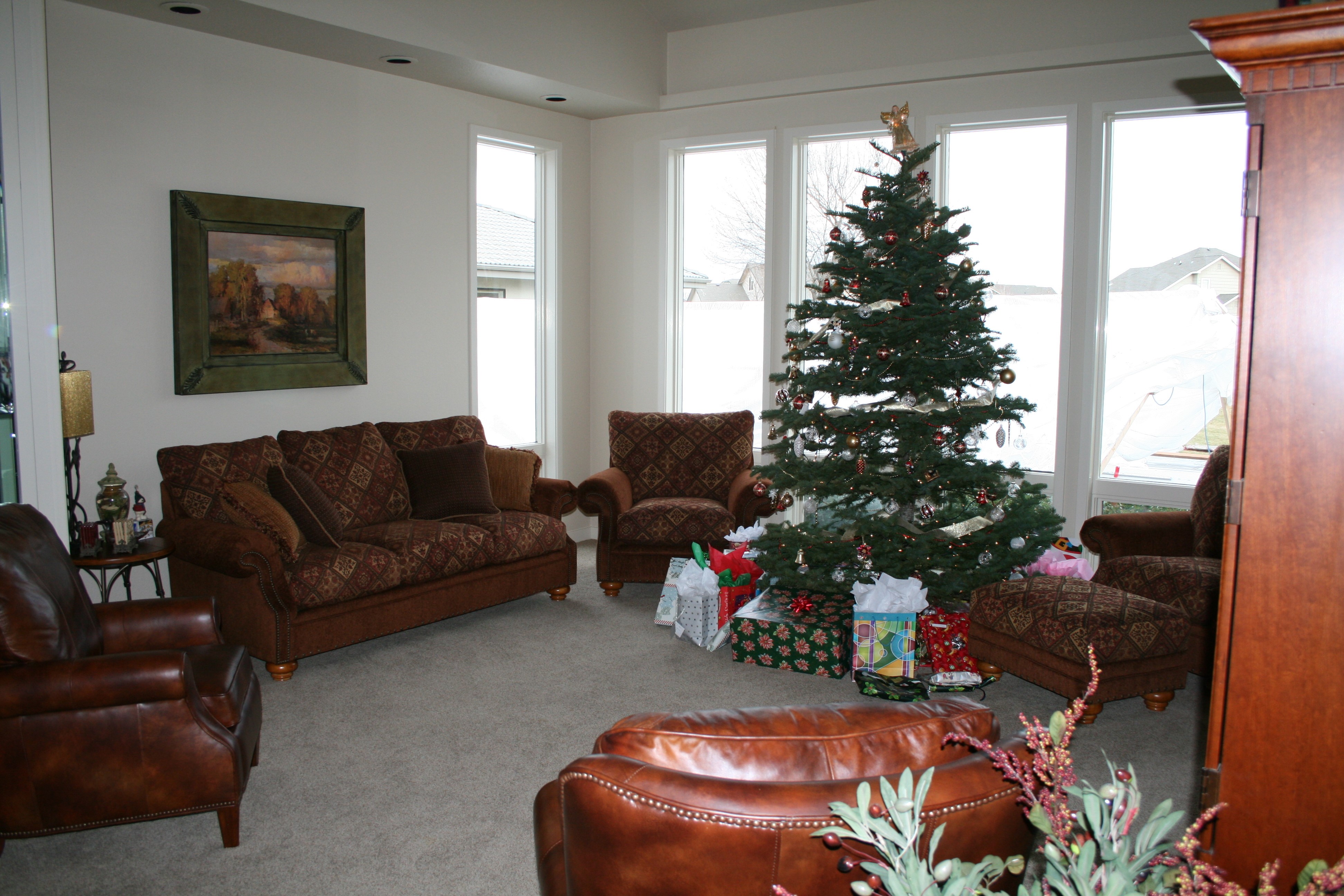 Living room with Christmas tree and gifts HD Wallpaper