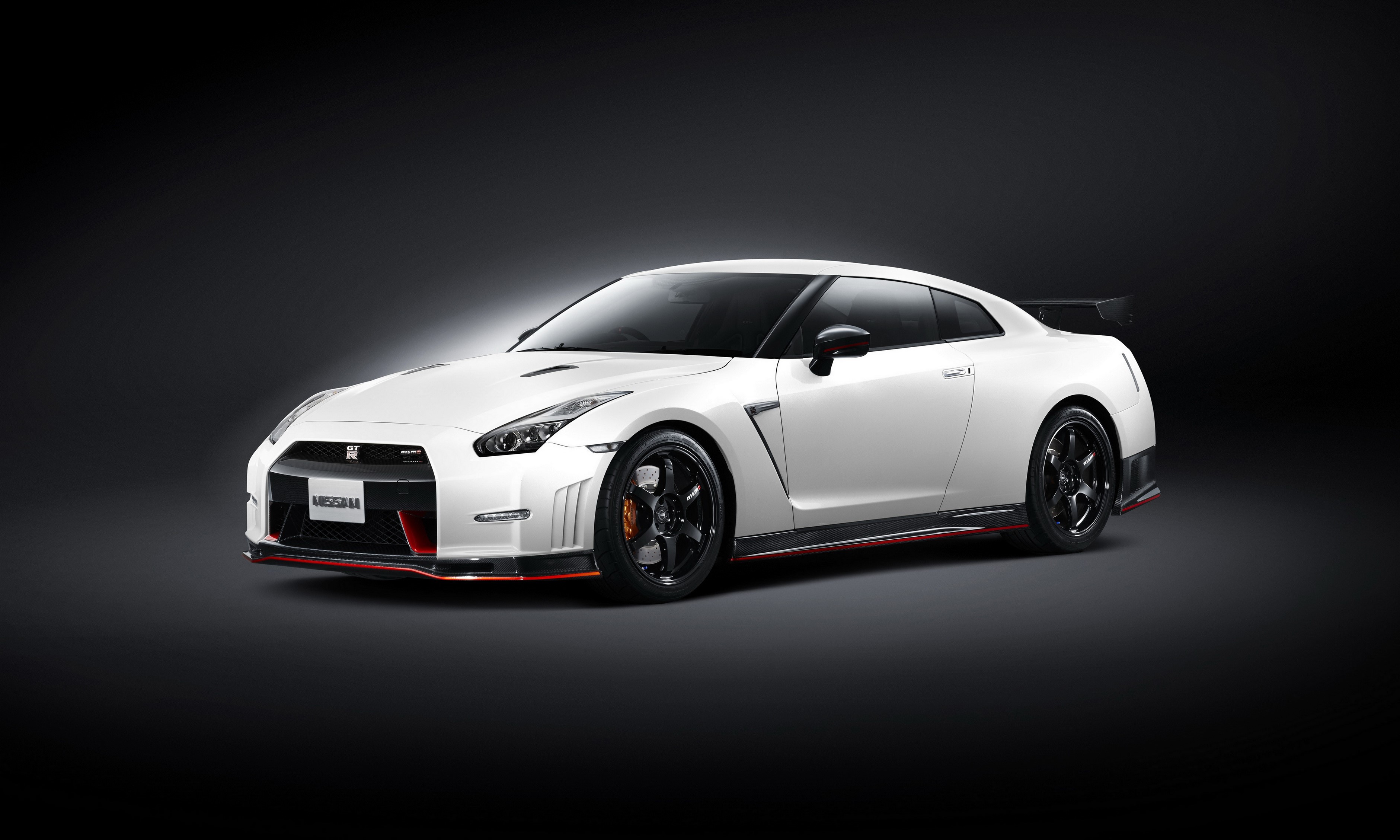 White 2014 Nissan GT-R Nismo HD Wallpaper