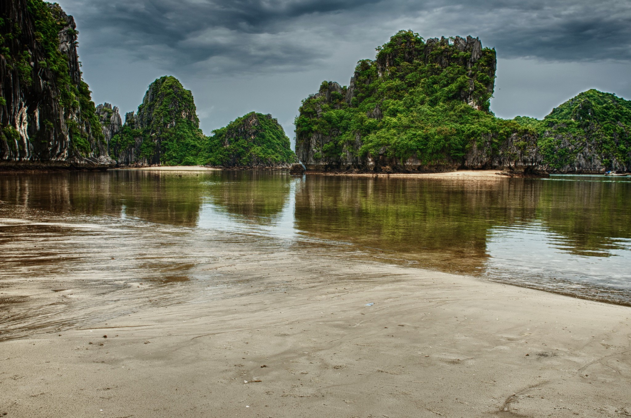 Halong Bay Vietnam Islands and Beach HD Wallpaper
