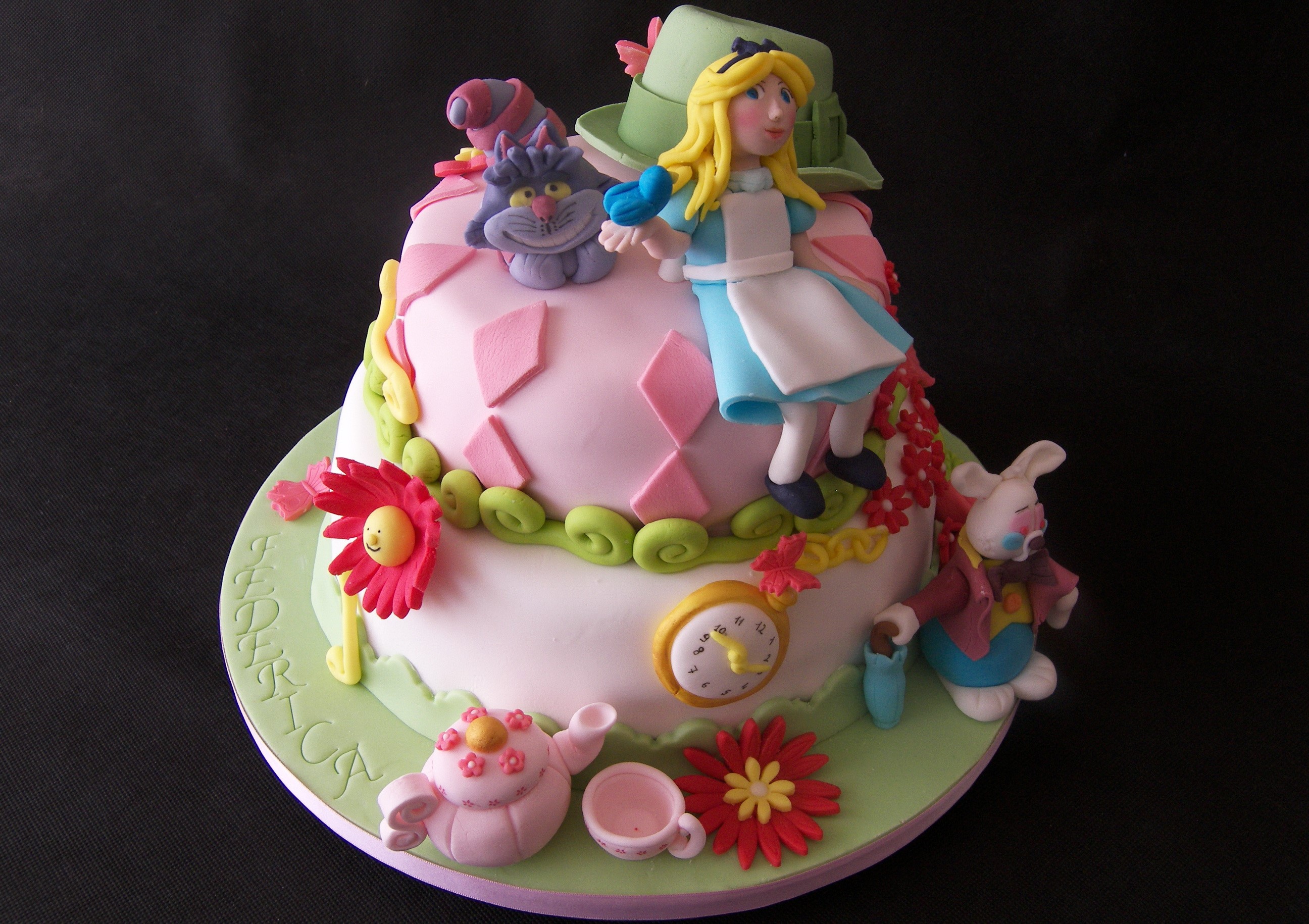Alice in Wonderland themed cake with characters HD Wallpaper