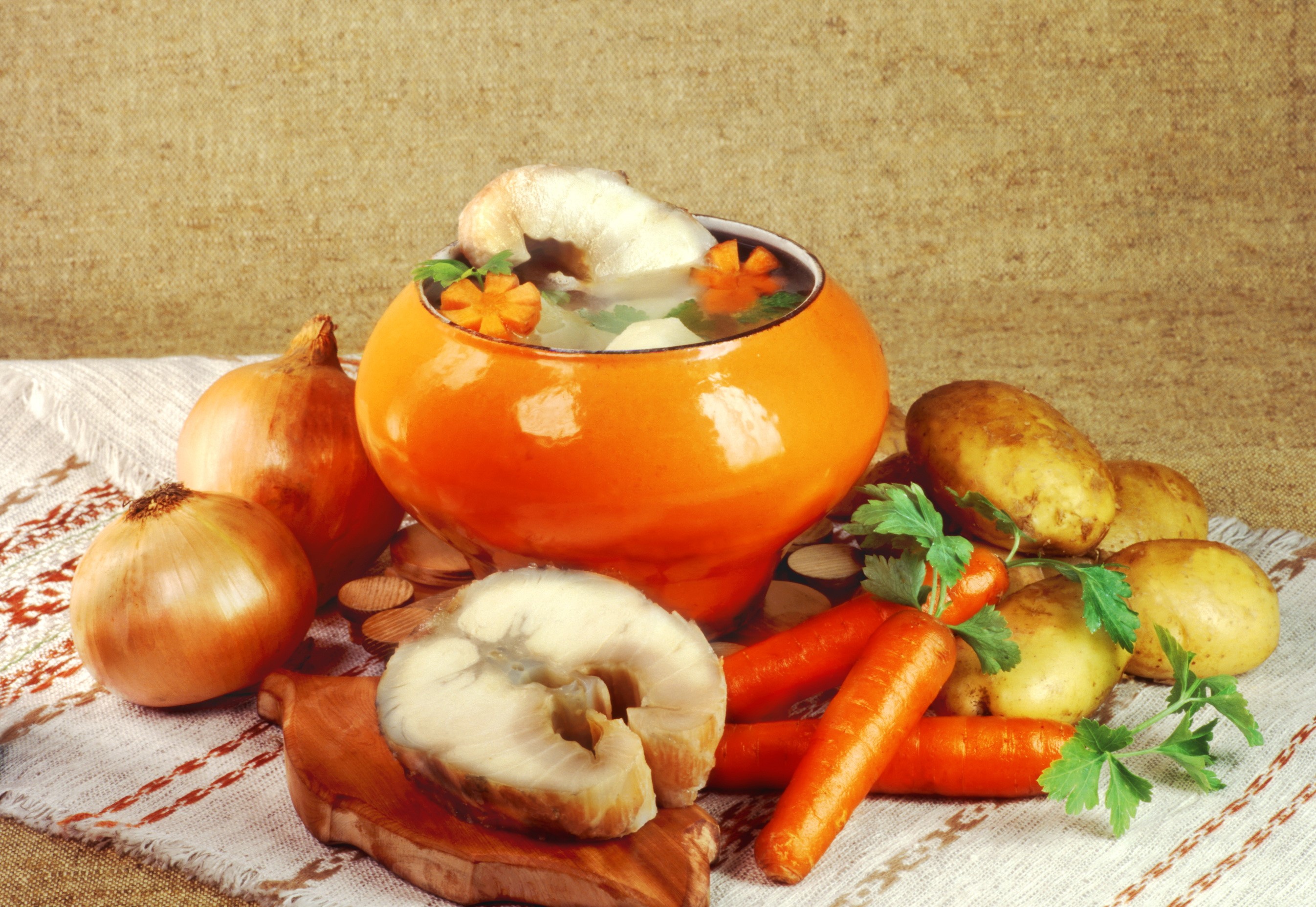 Fish soup with potatoes, carrots, and onions HD Wallpaper