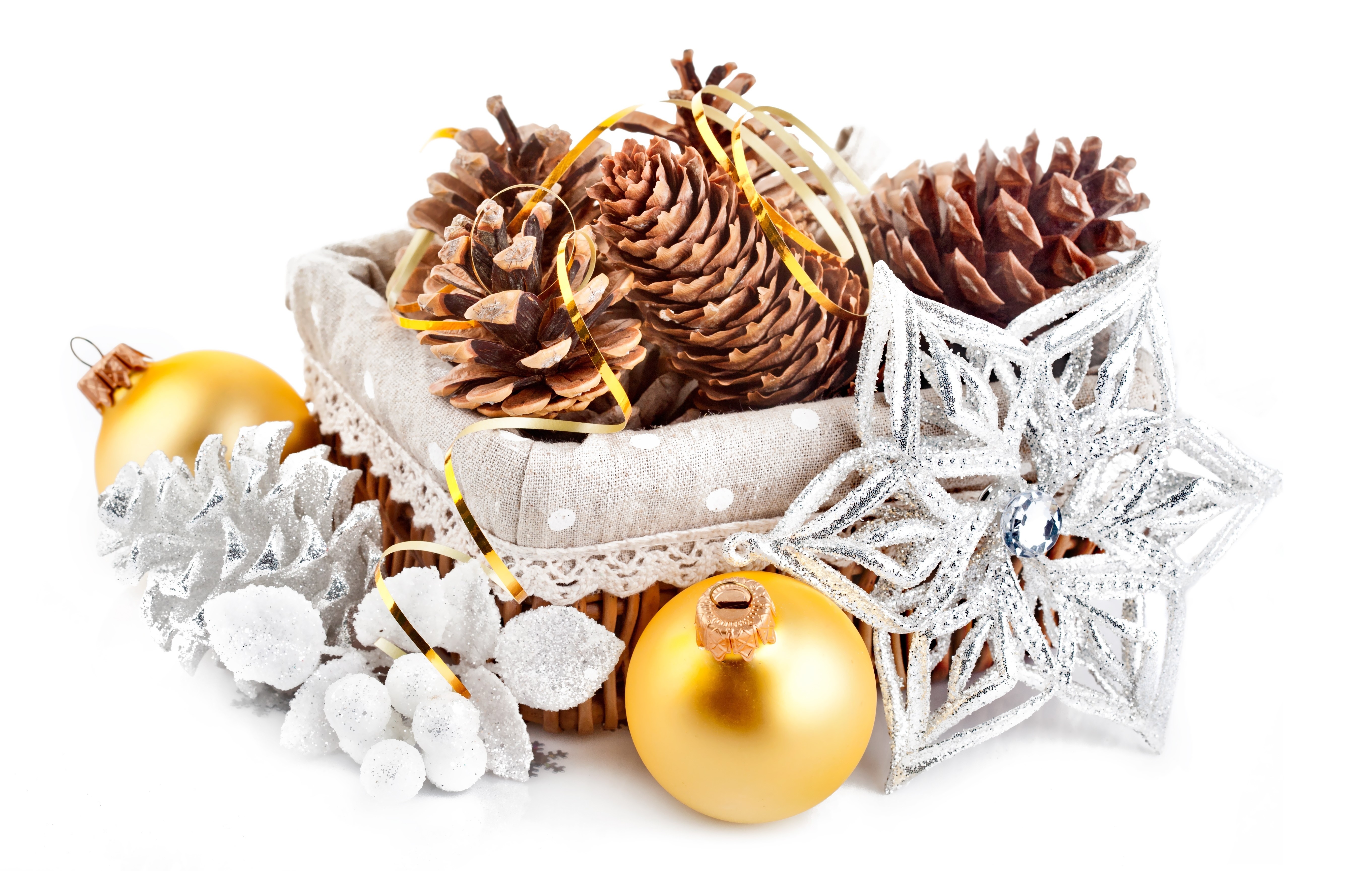 Christmas decorations with pine cones and ornaments HD Wallpaper