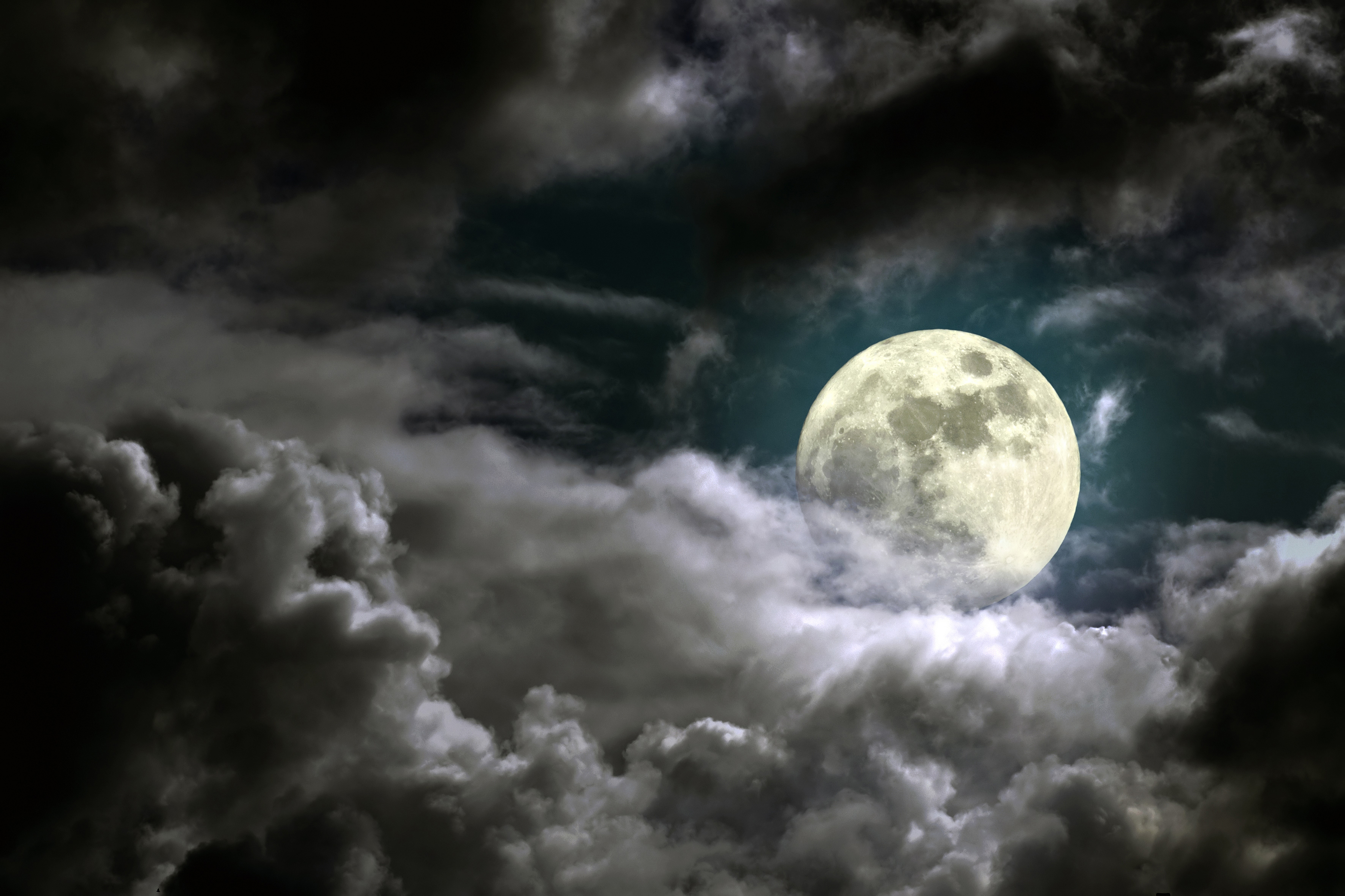 Full moon in dark clouds HD Wallpaper