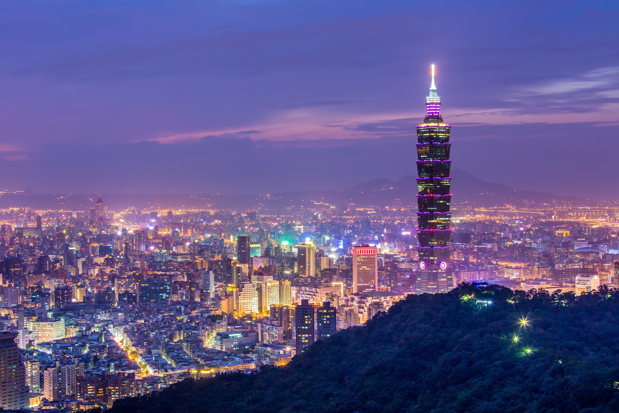 Taipei 101 skyscraper in Taipei, Taiwan at night HD Wallpaper