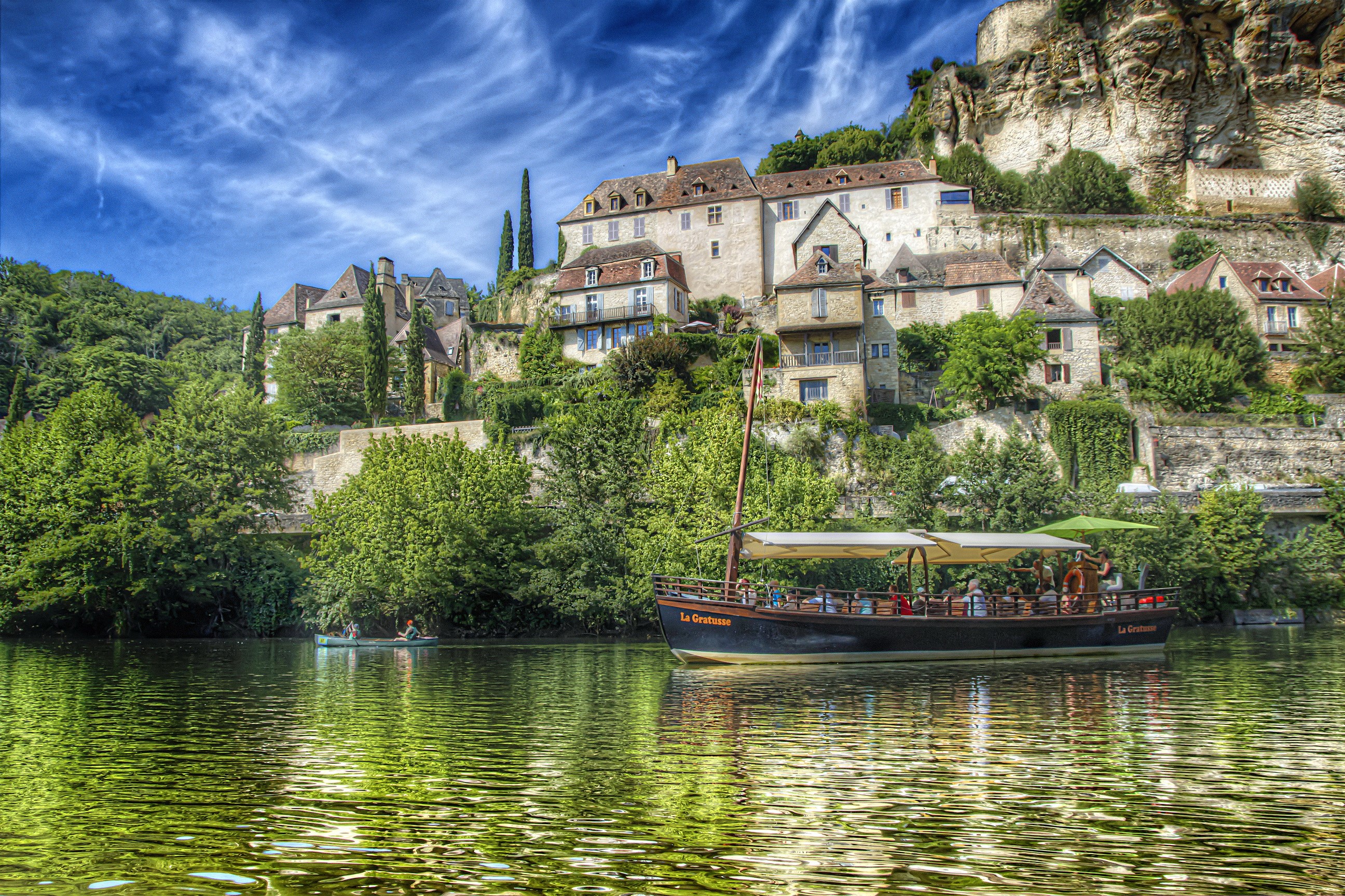 Riverboat on Dordogne River near Castelnaud-la-Chapelle, France HD Wallpaper