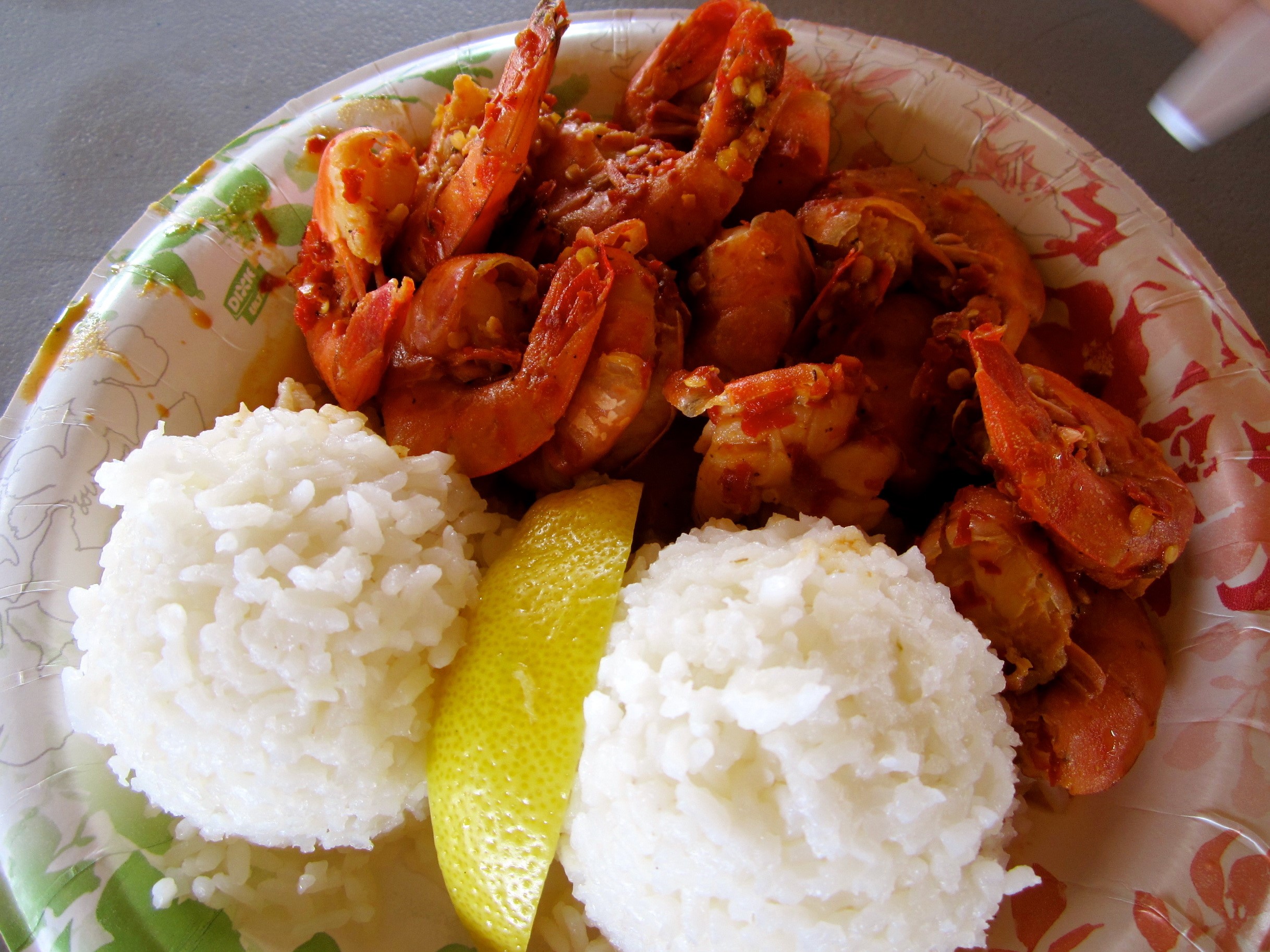 Shrimp with rice and lemon on a plate HD Wallpaper