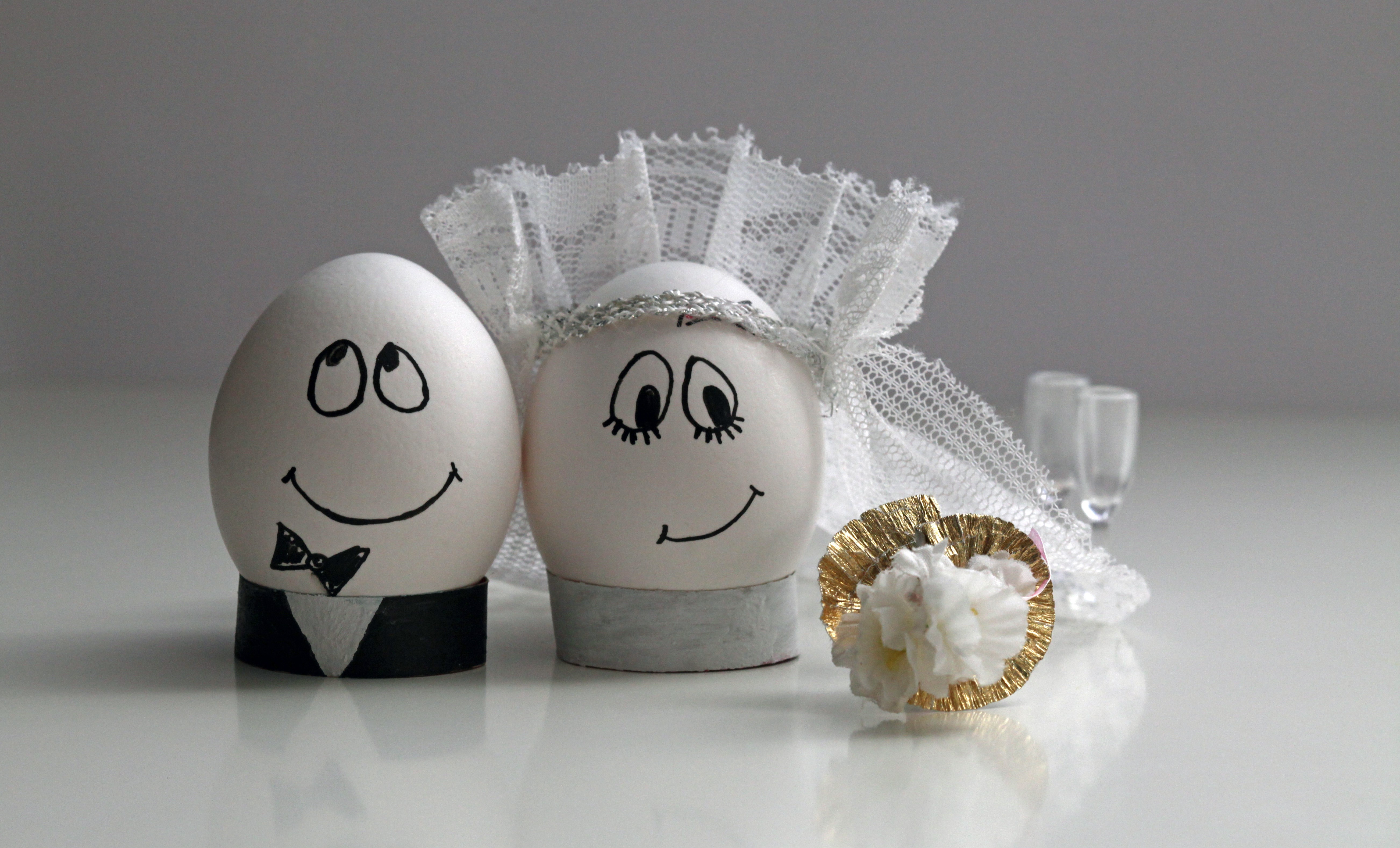 Bride and Groom Eggs at a Wedding HD Wallpaper