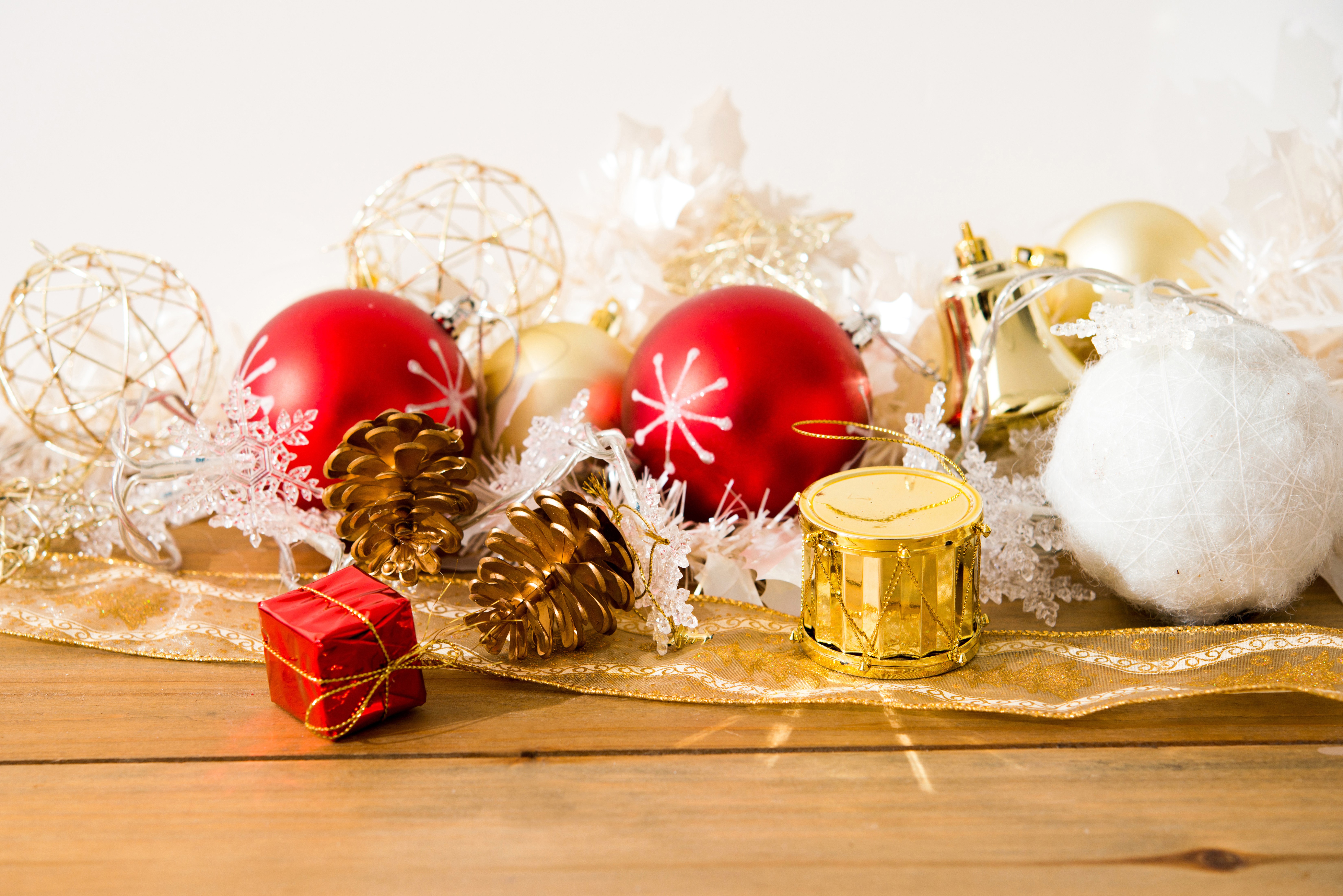 Christmas Decorations: Red Balls, Pine Cones, and Ornaments HD Wallpaper