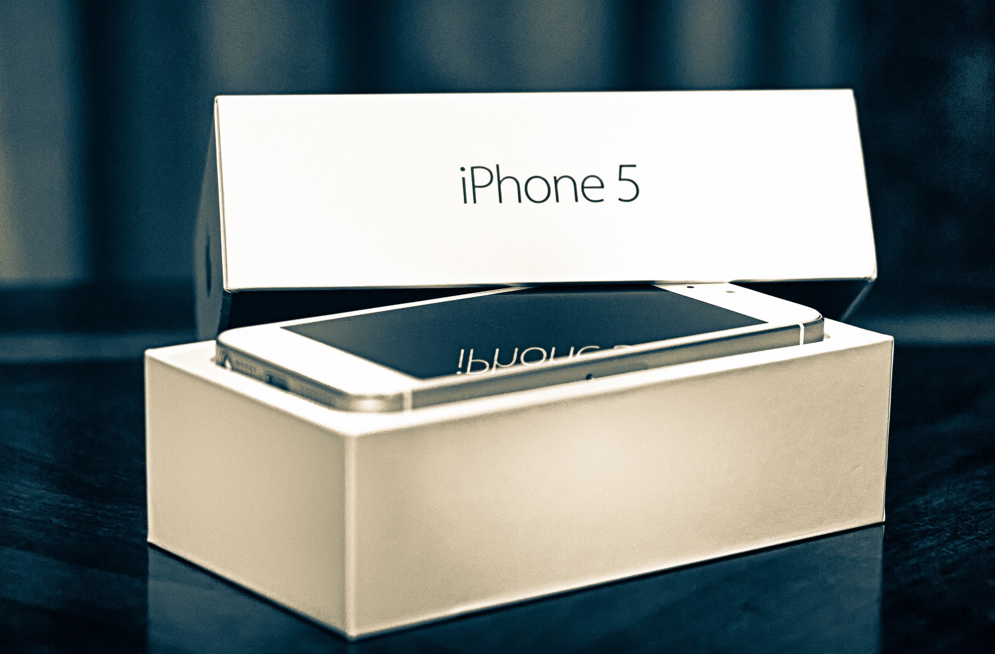 iPhone 5 in its box HD Wallpaper