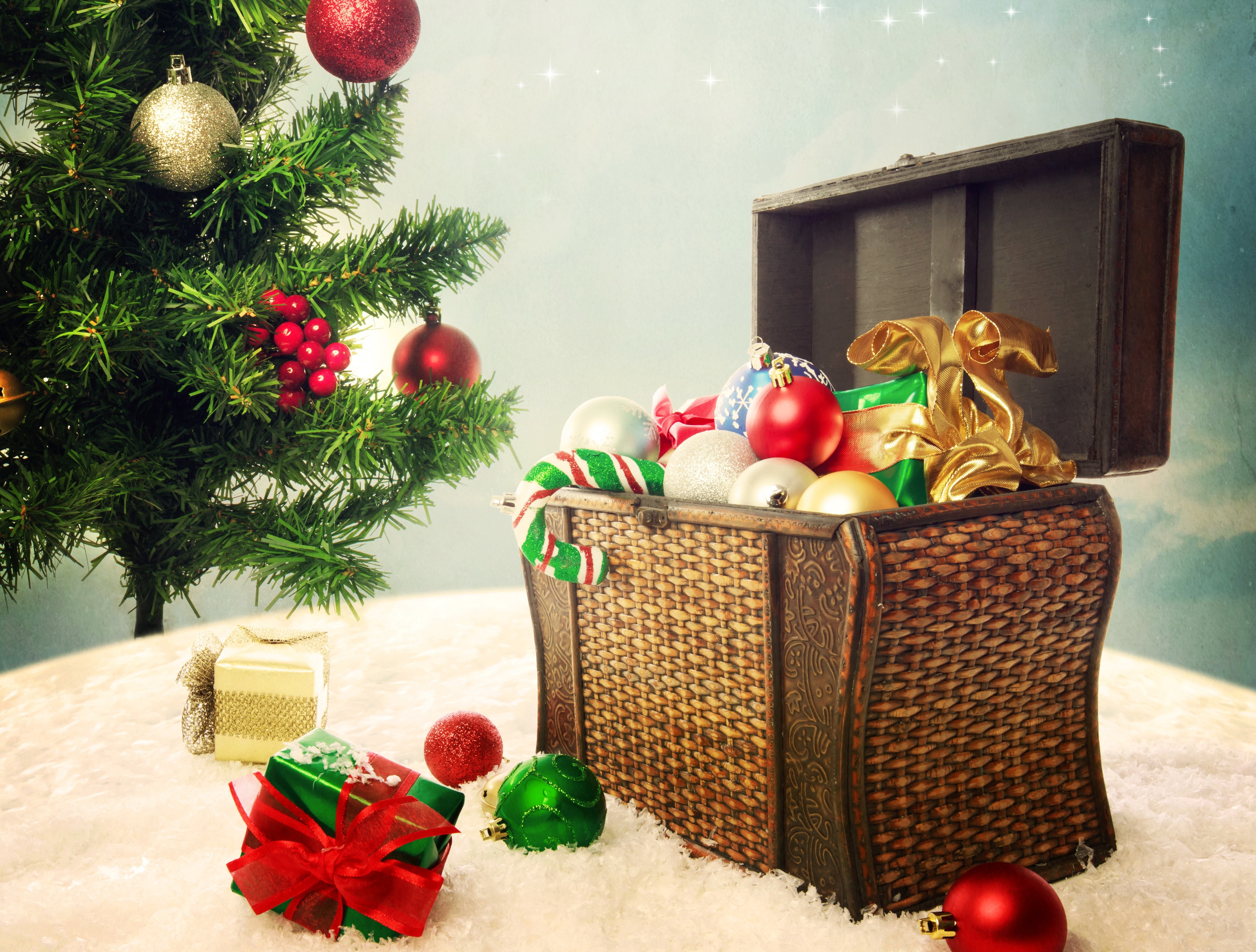 Christmas tree with ornaments and gifts in a chest HD Wallpaper