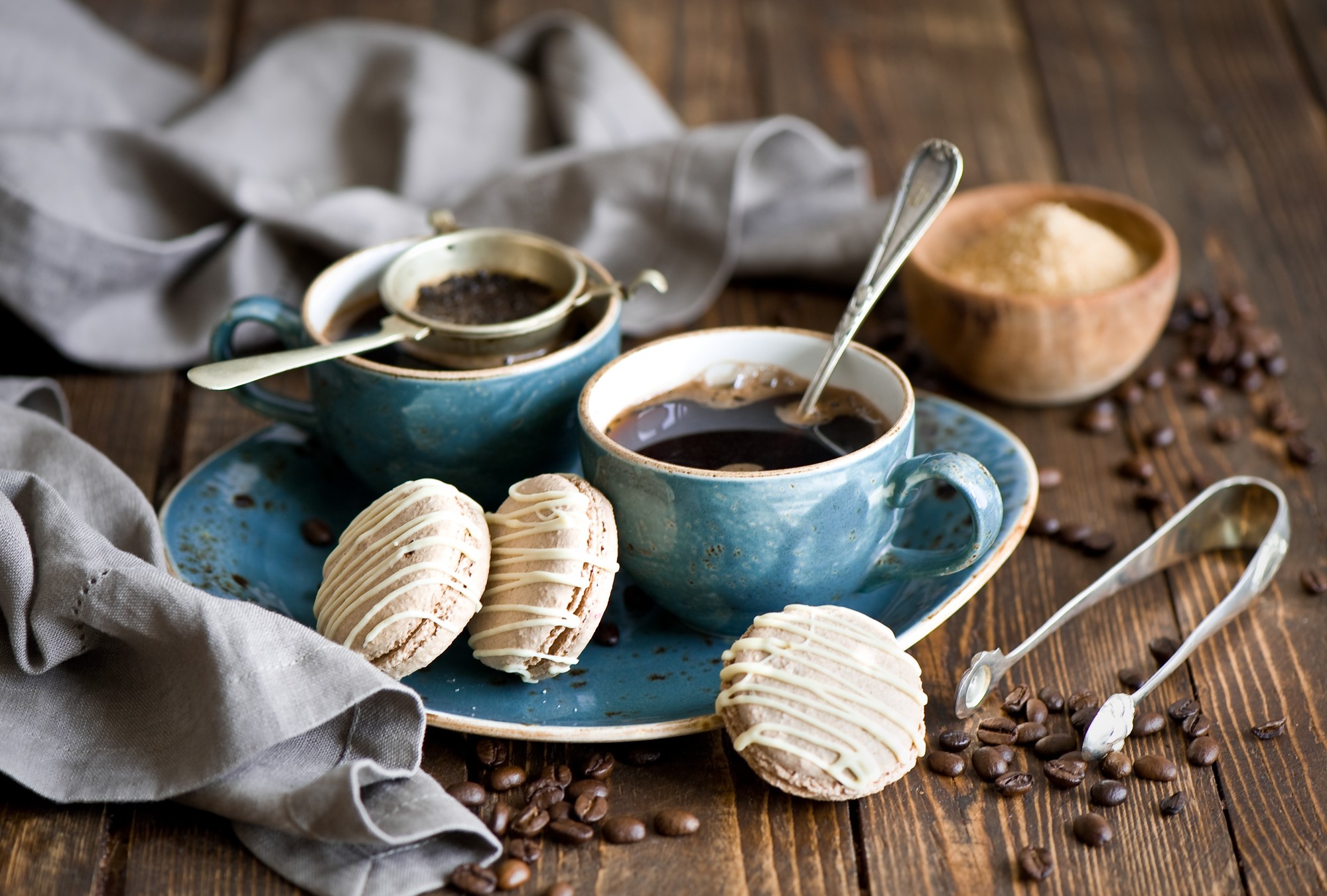 Two cups of coffee with macarons and sugar HD Wallpaper