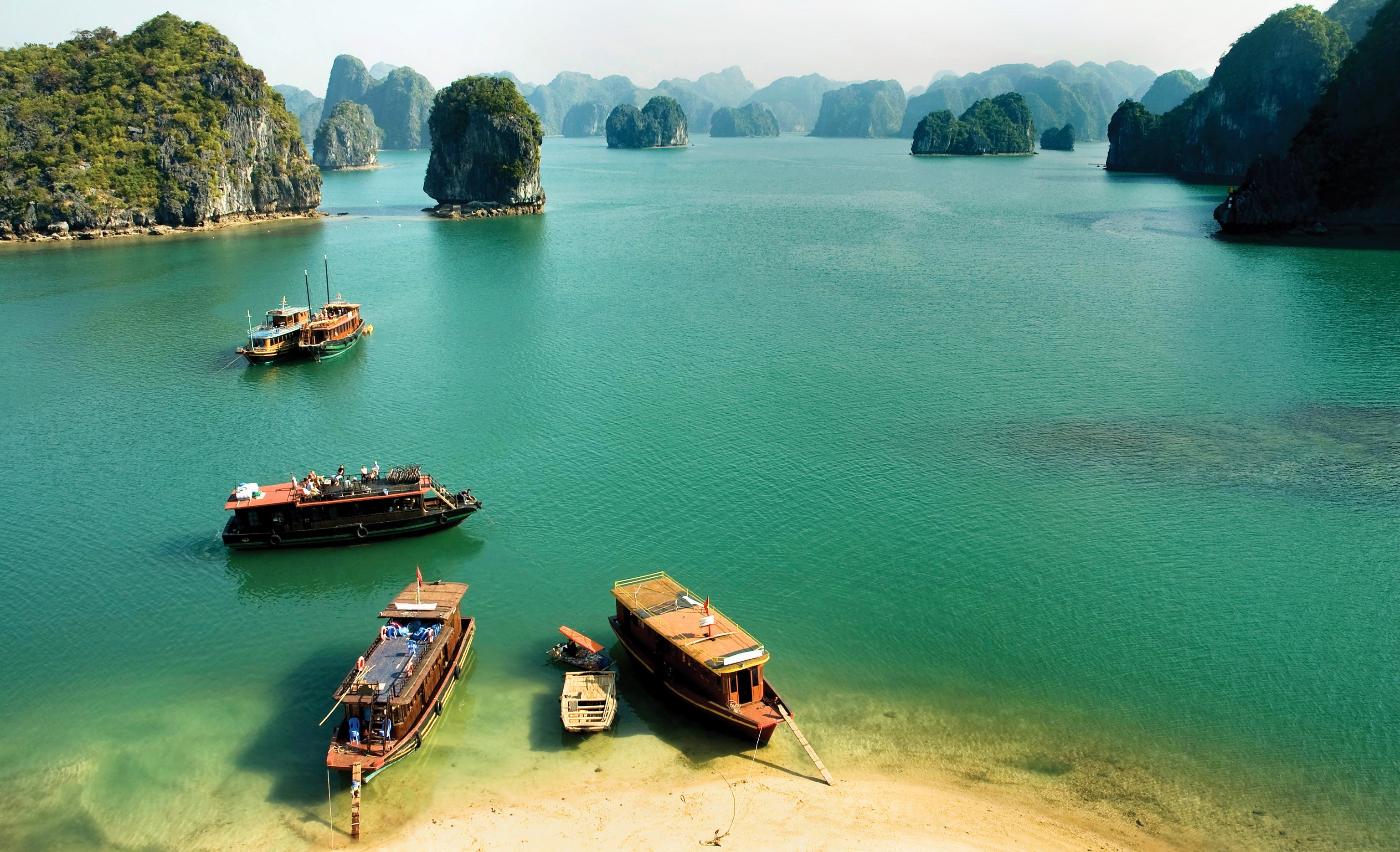 Boats in Halong Bay, Vietnam HD Wallpaper