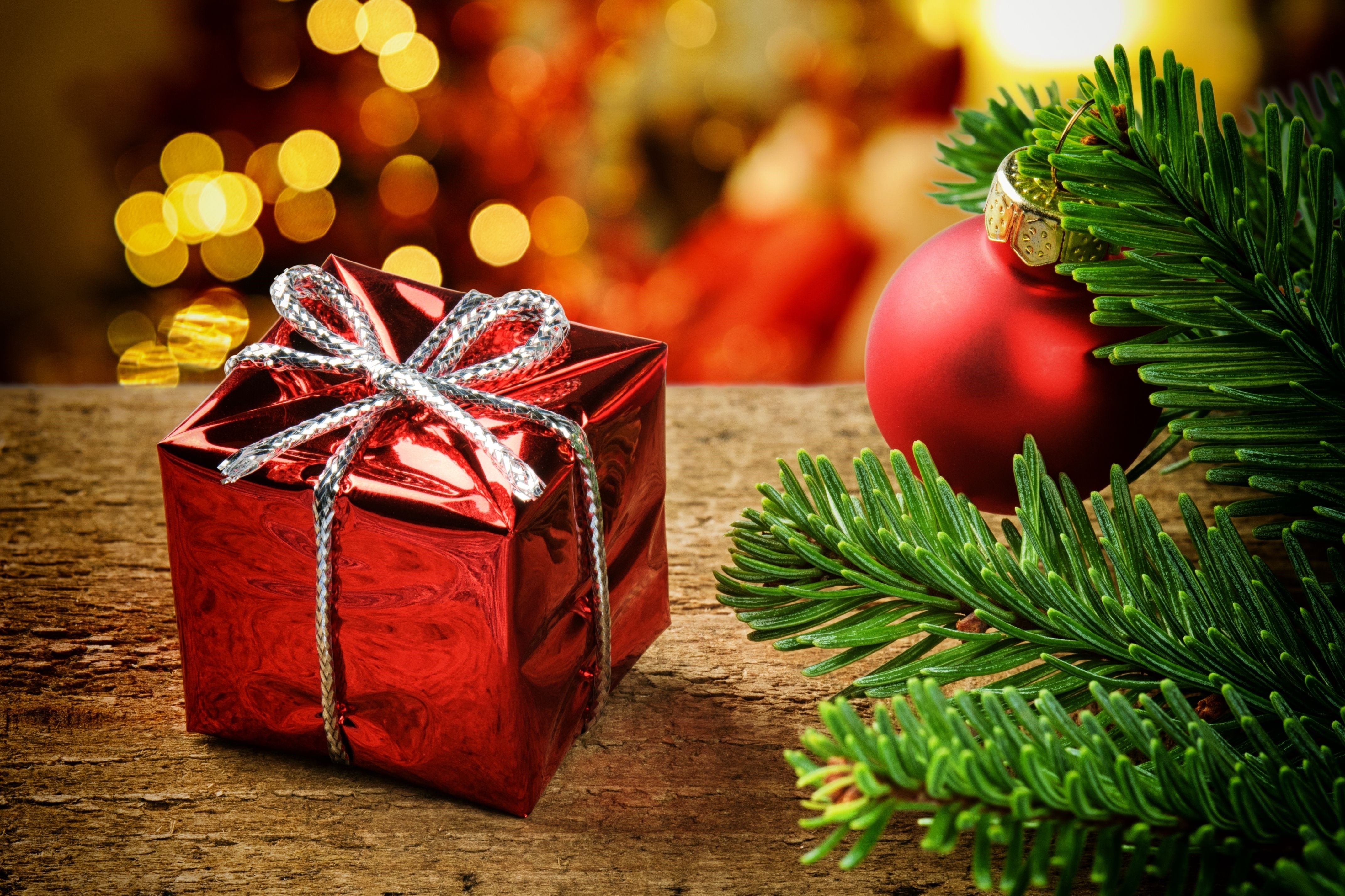 Christmas gift and ornament with bokeh background HD Wallpaper
