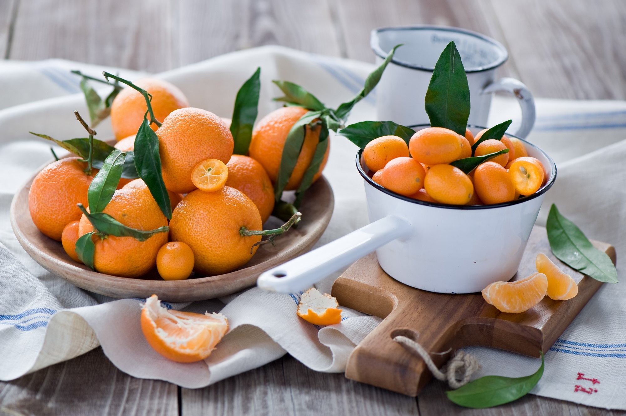 Oranges and kumquats in a bowl and on a plate HD Wallpaper