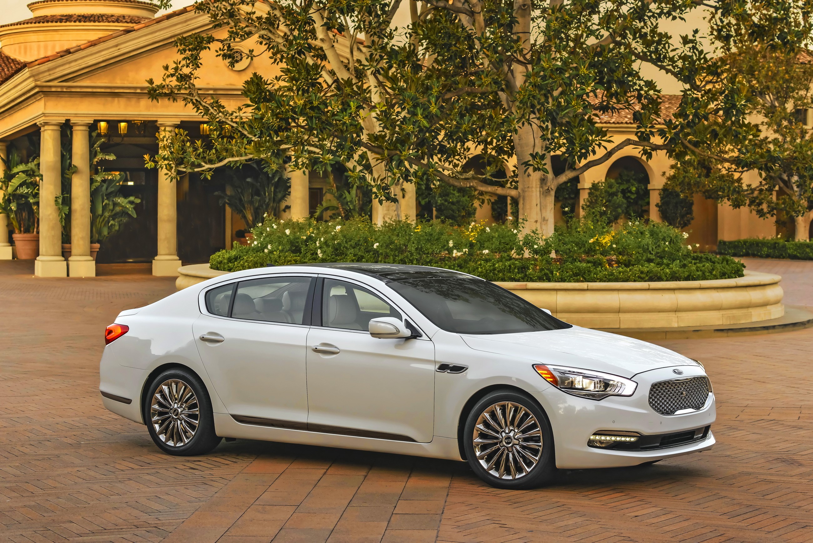 White 2014 Kia K900 Sedan HD Wallpaper