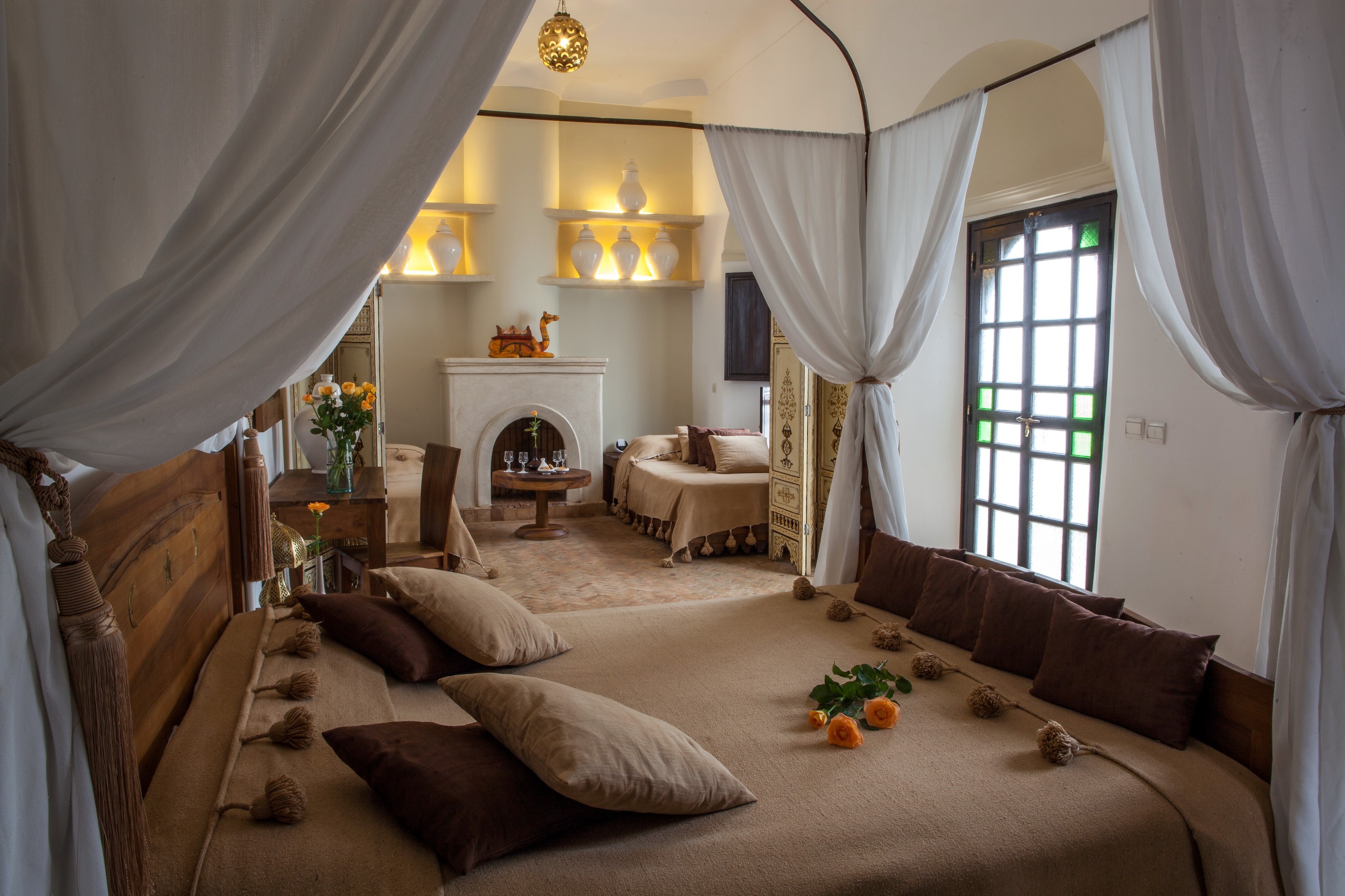 Bedroom with canopy beds and fireplace HD Wallpaper