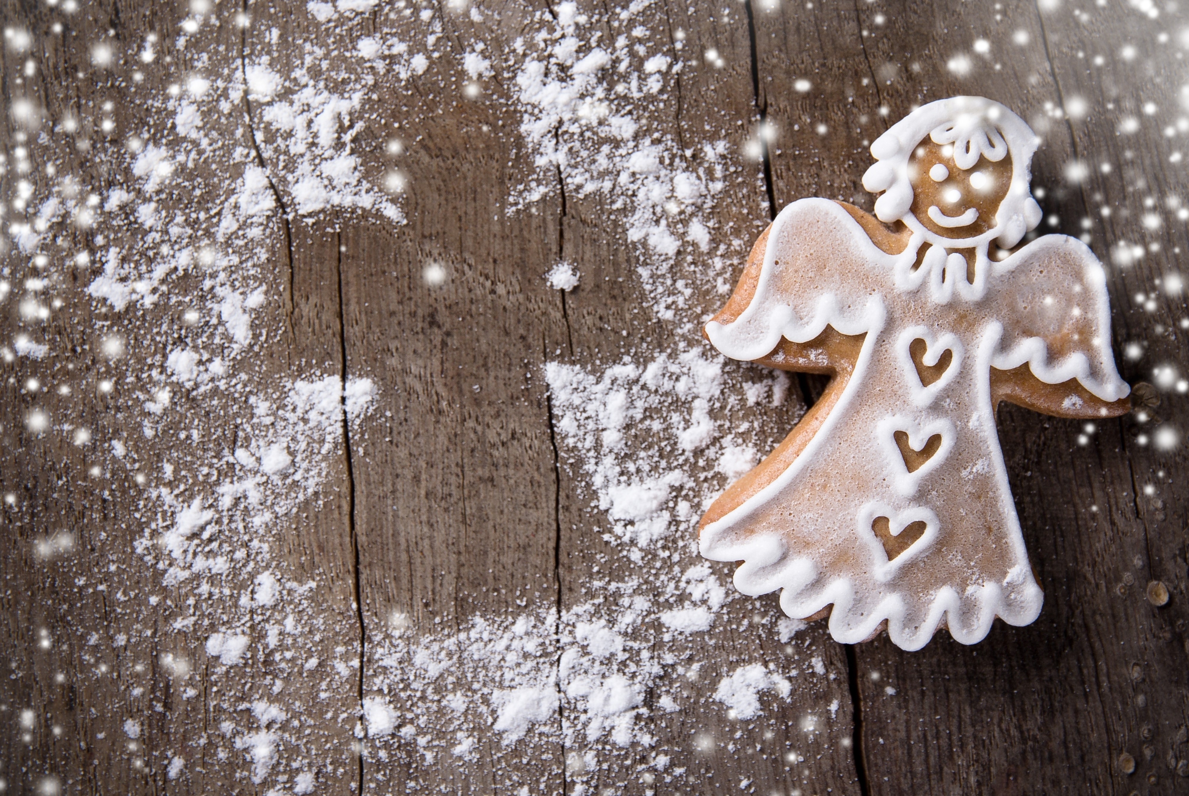 Gingerbread angel cookie with powdered sugar and snow HD Wallpaper
