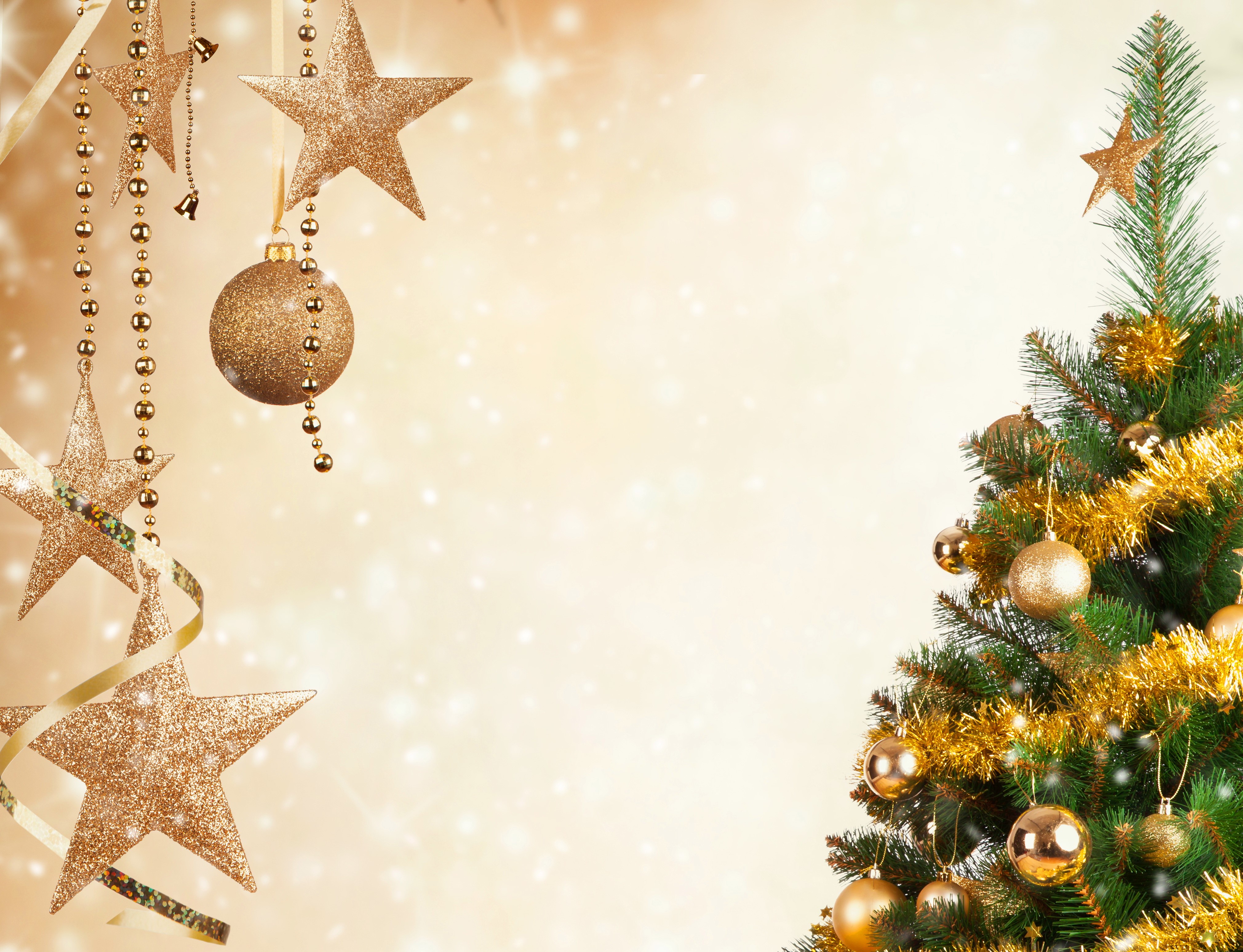 Christmas tree with golden ornaments and stars HD Wallpaper