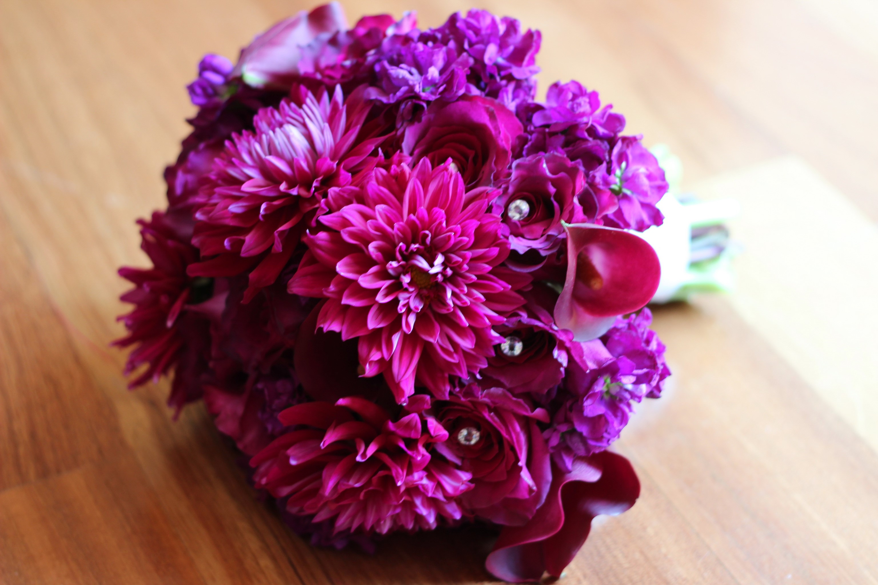 Purple and pink floral bouquet with dahlias and calla lilies HD Wallpaper