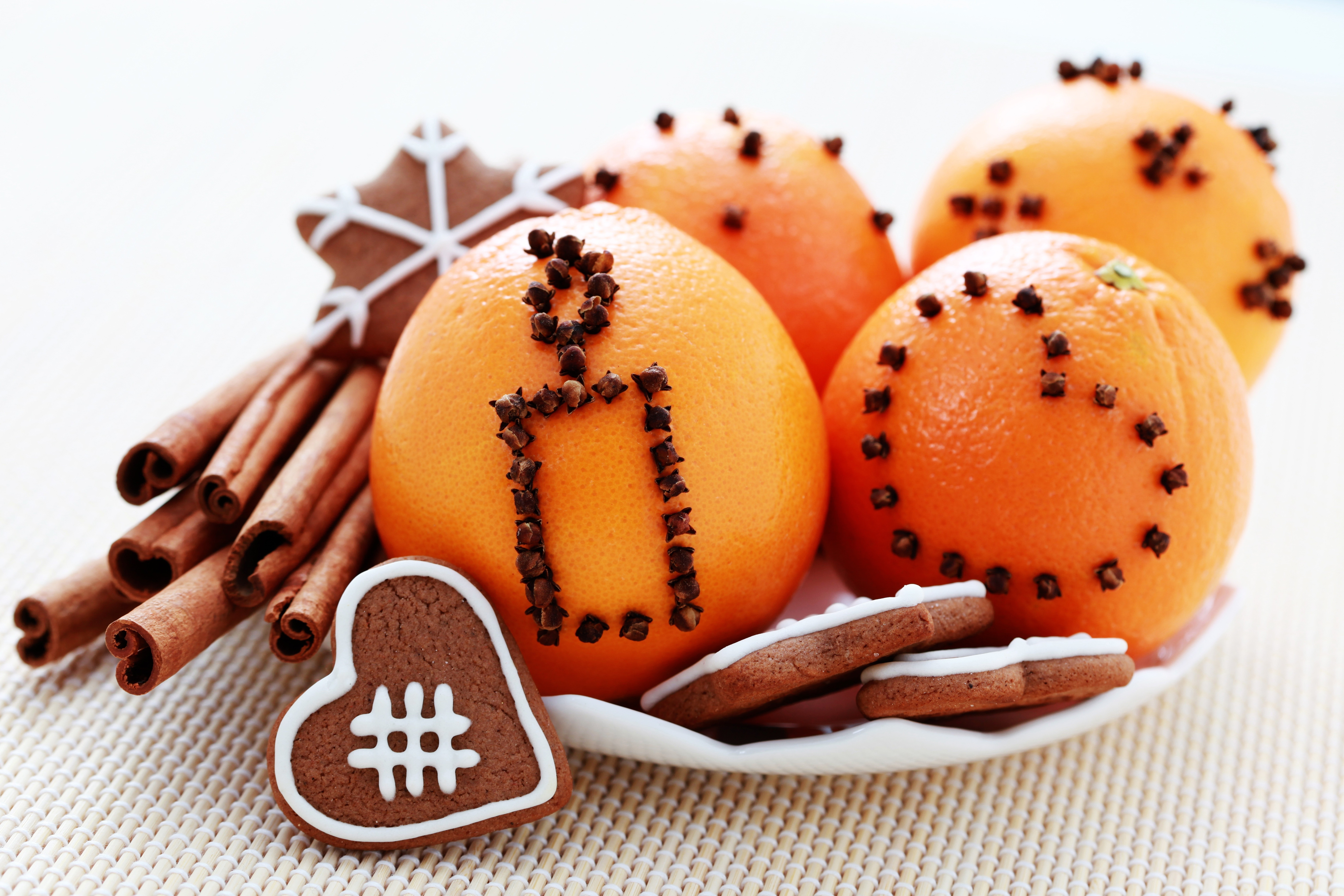 Oranges with cloves, cinnamon sticks, and gingerbread cookies HD Wallpaper