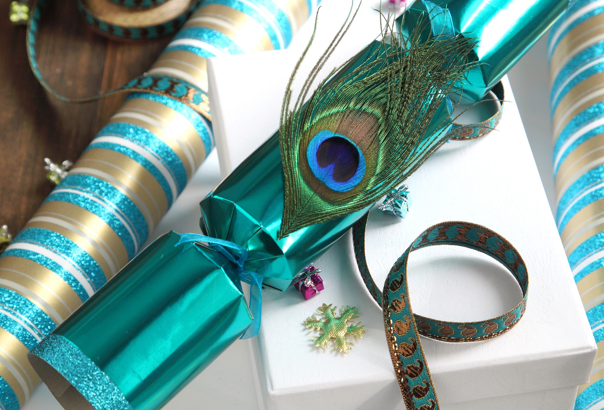 Christmas crackers with peacock feather and ribbon HD Wallpaper