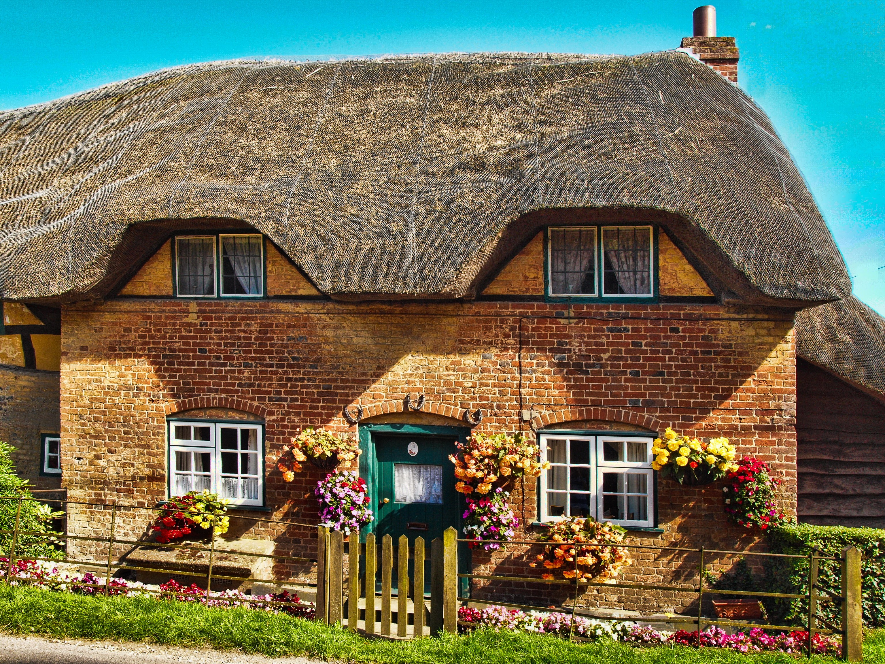 Thatched cottage in Hampshire, England HD Wallpaper