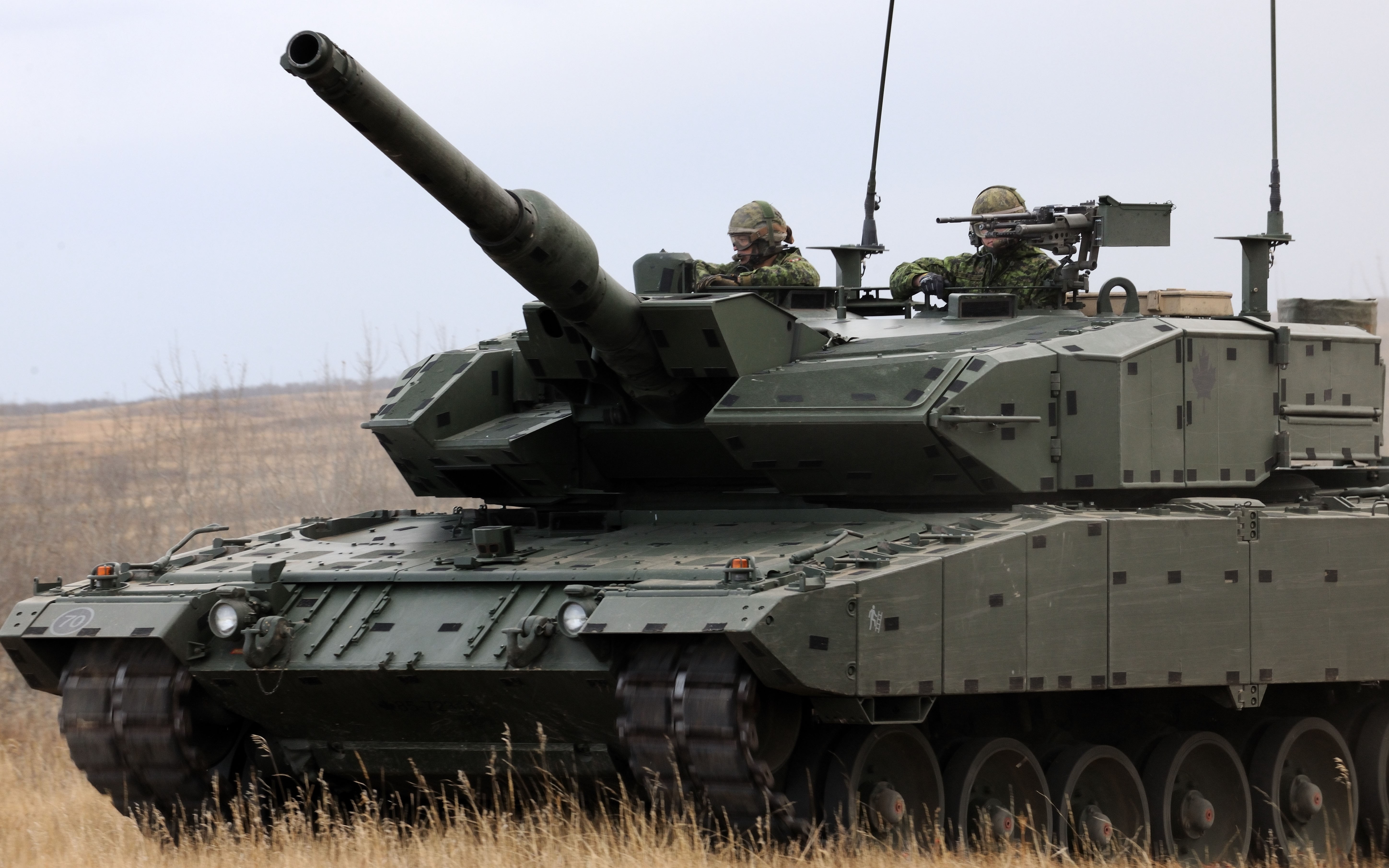 Leopard 2A6 tank with crew HD Wallpaper