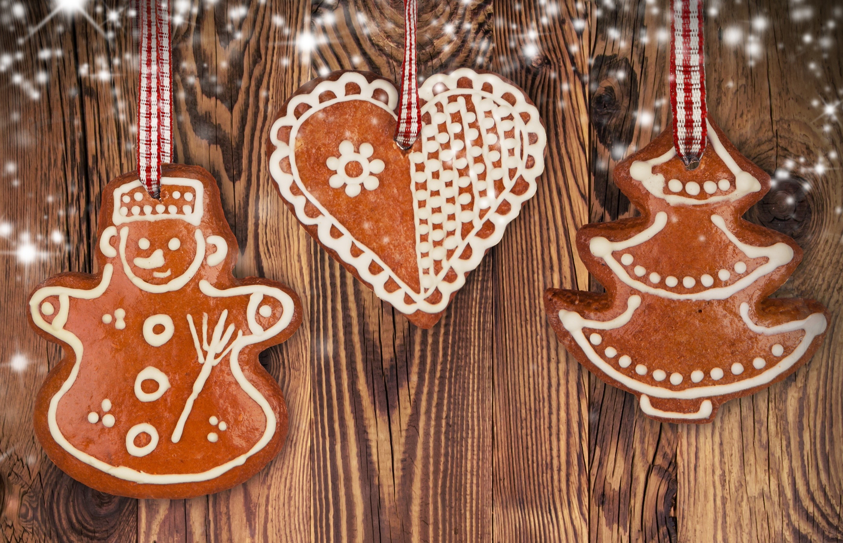 Christmas gingerbread cookies hanging on wooden background HD Wallpaper