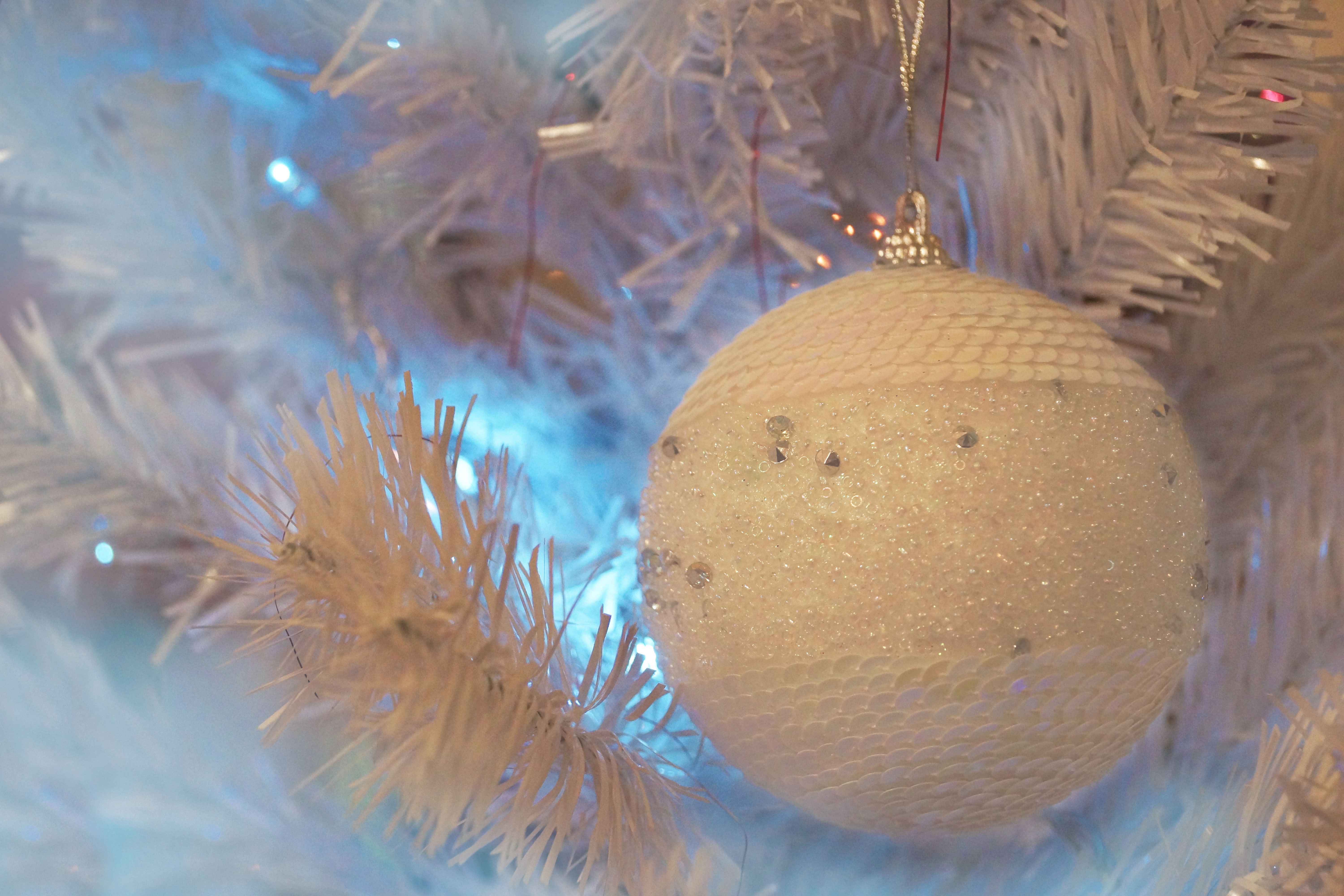 White Christmas Tree Ornament with Blue Lights HD Wallpaper