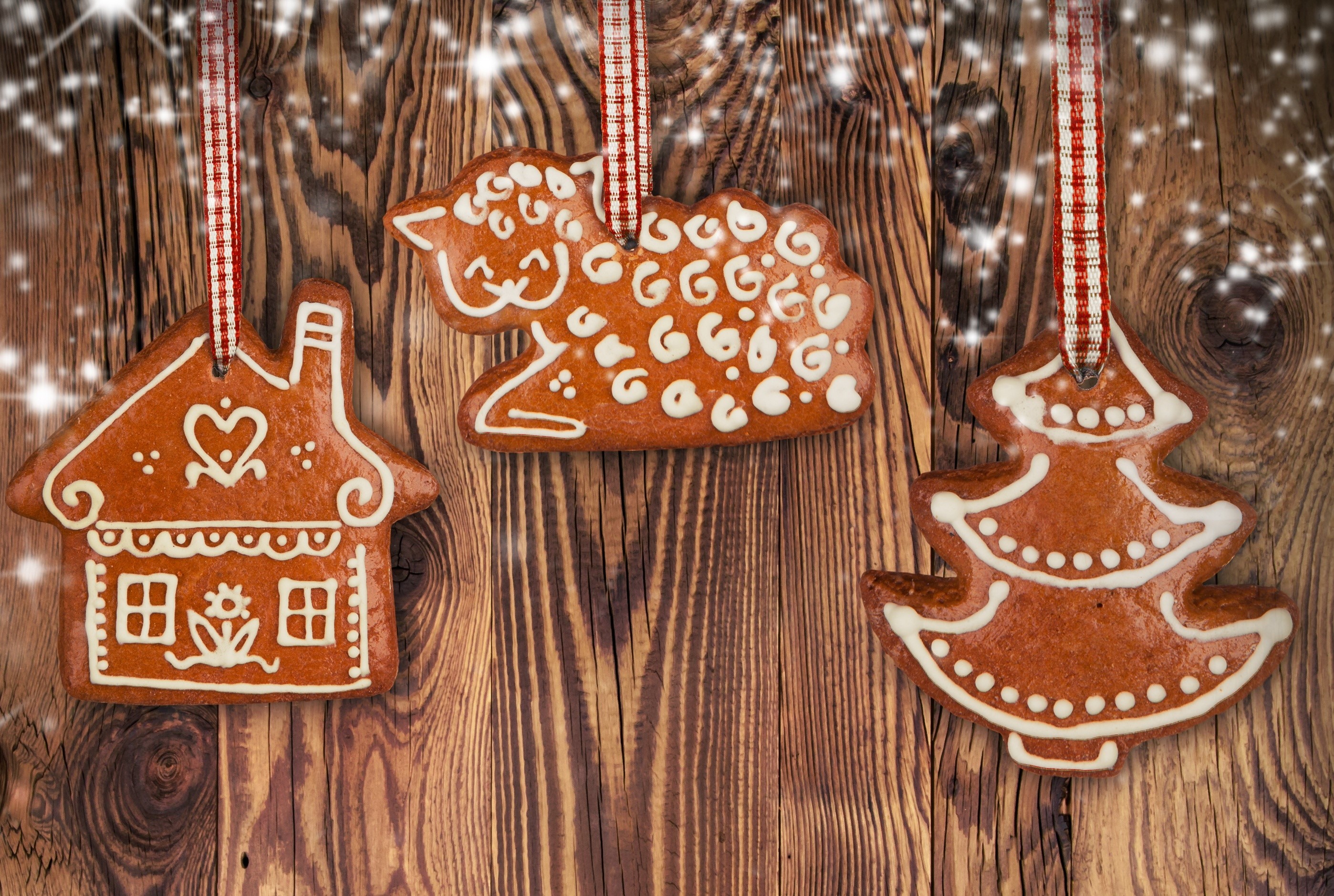 Christmas gingerbread cookies on wooden background HD Wallpaper