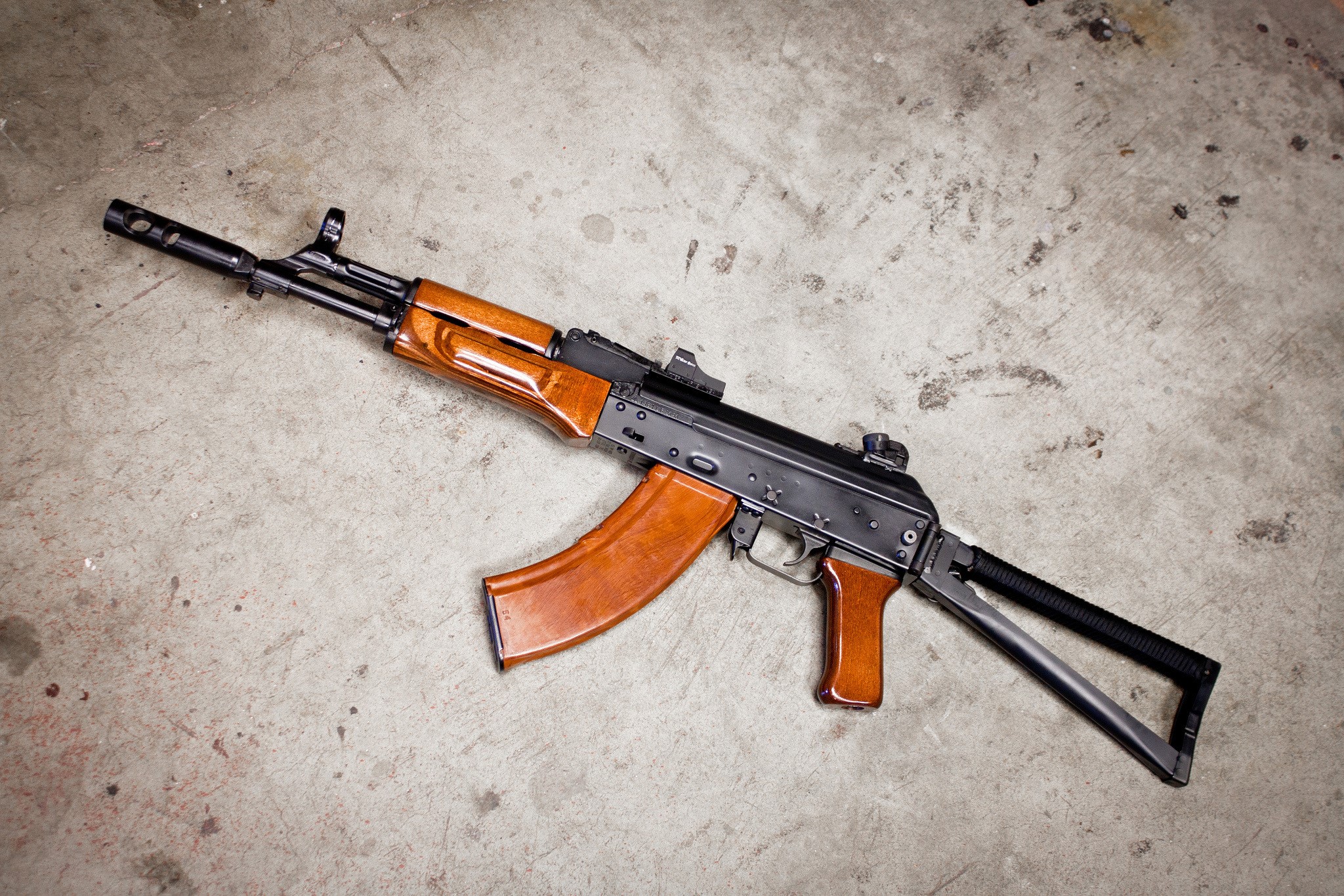 AK-74 assault rifle with wooden furniture HD Wallpaper