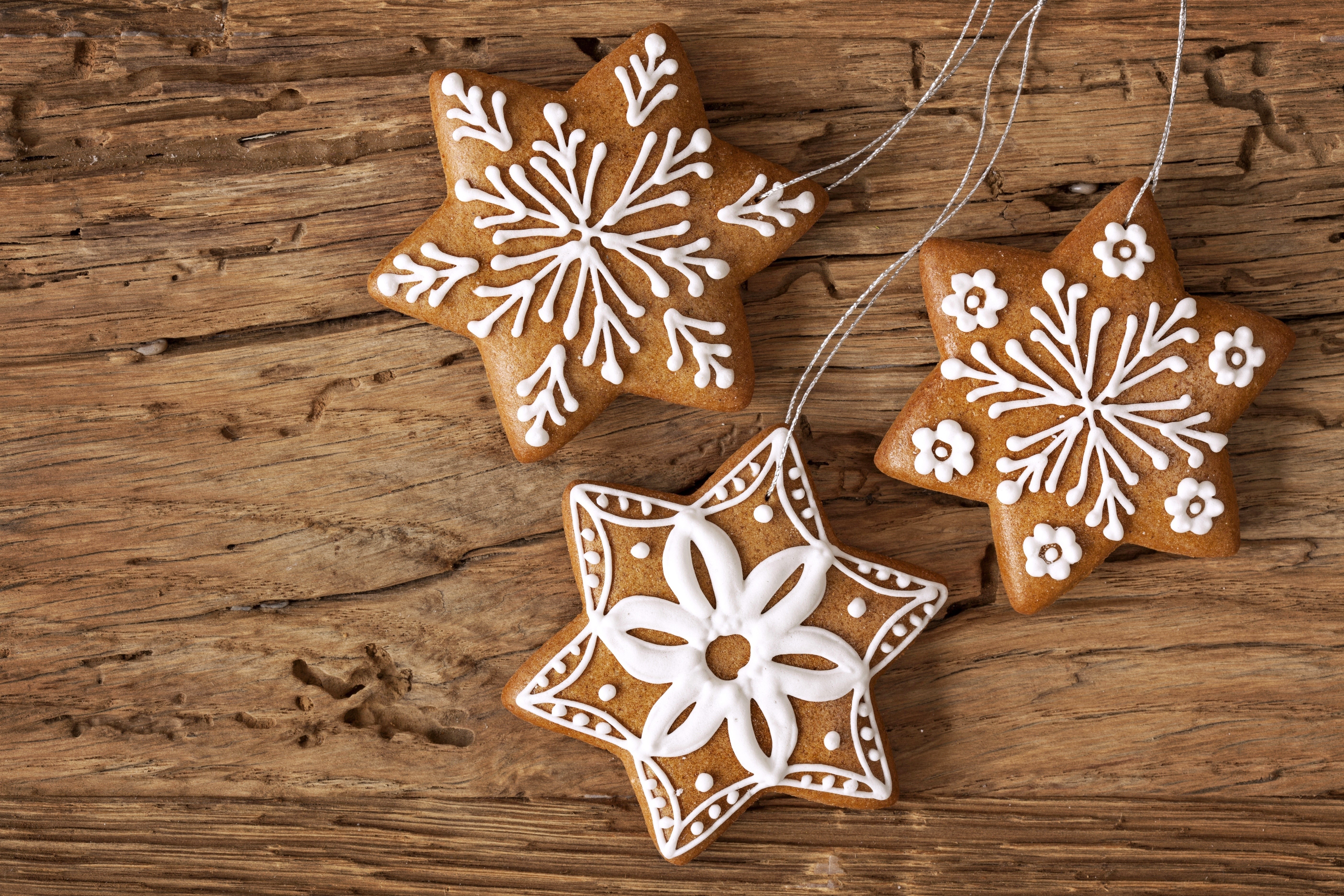 Christmas star gingerbread cookies with white icing HD Wallpaper