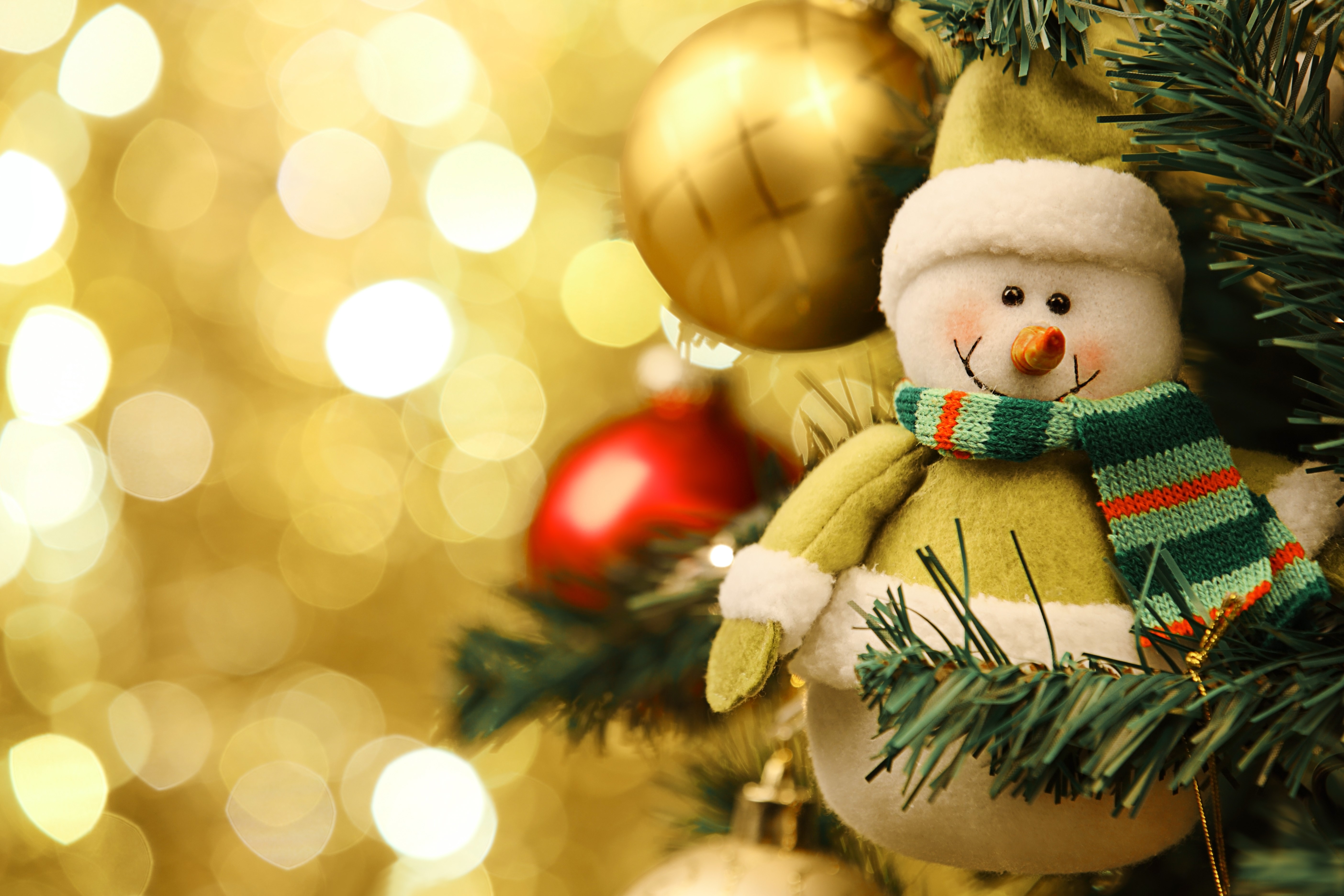 Christmas tree with snowman and ornaments HD Wallpaper