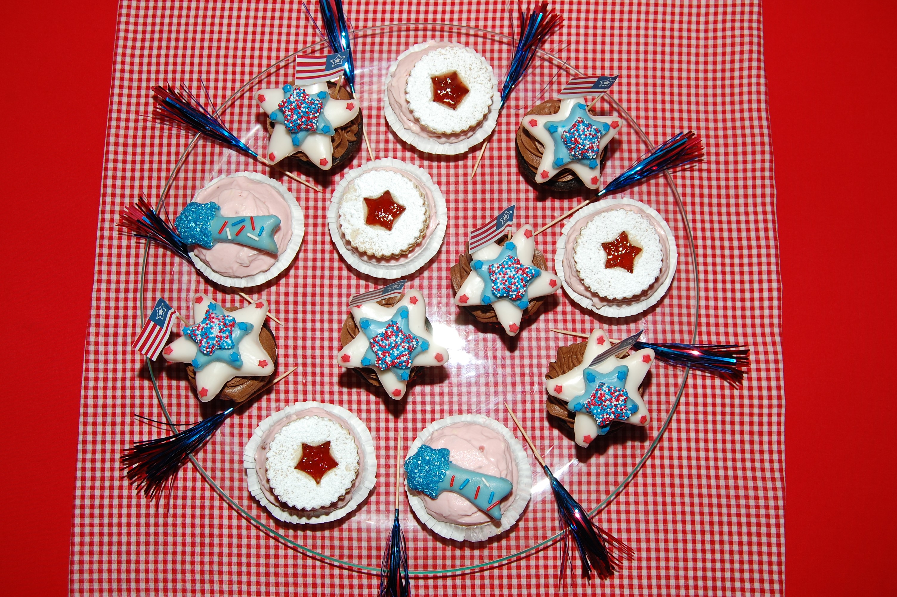 Patriotic cupcakes and cookies on a checkered tablecloth HD Wallpaper