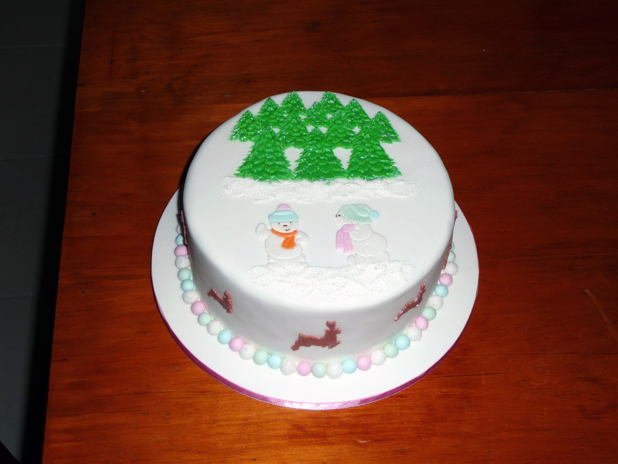 Christmas cake with snowmen and trees HD Wallpaper