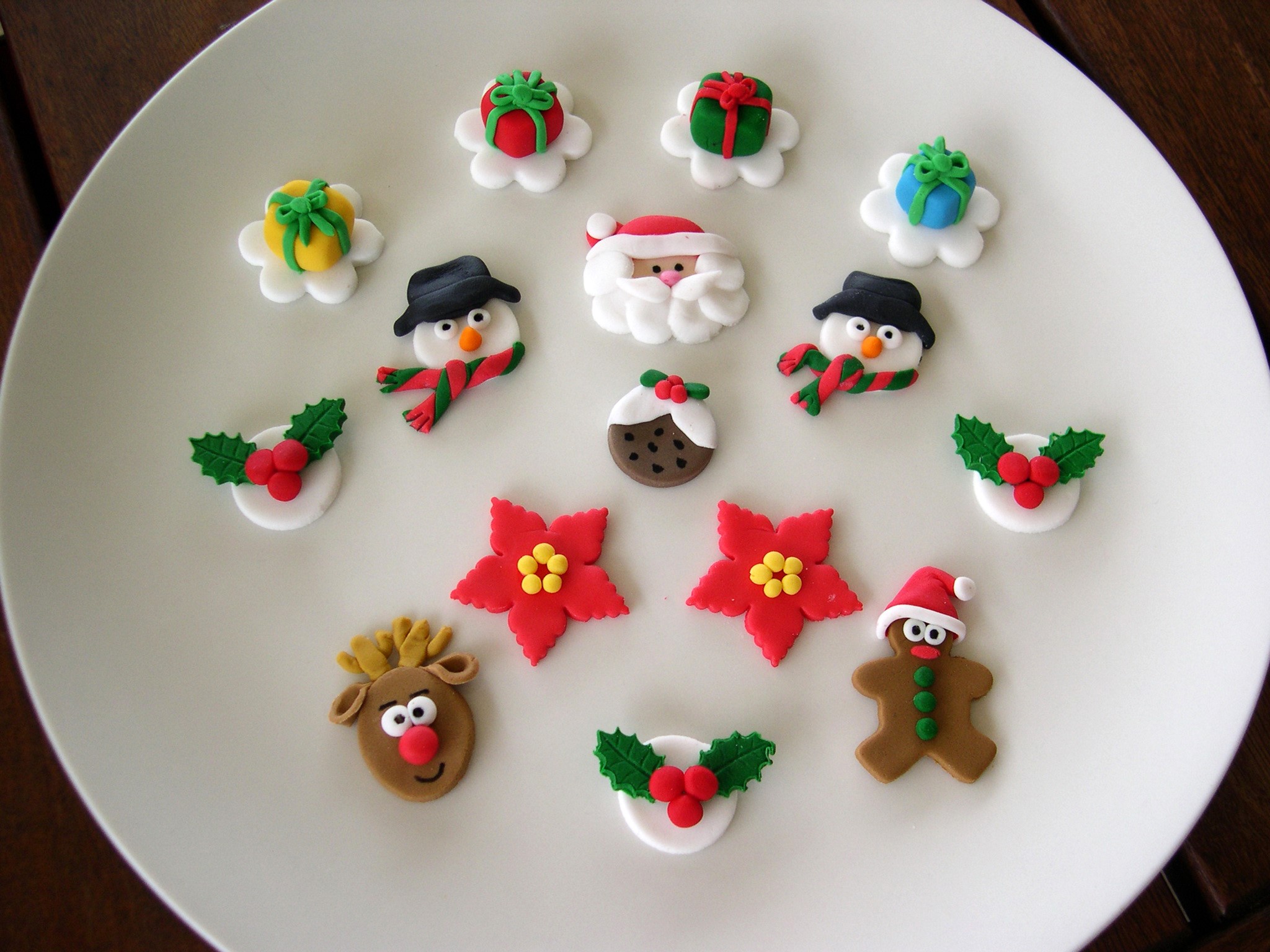 Christmas themed fondant decorations on a white plate HD Wallpaper
