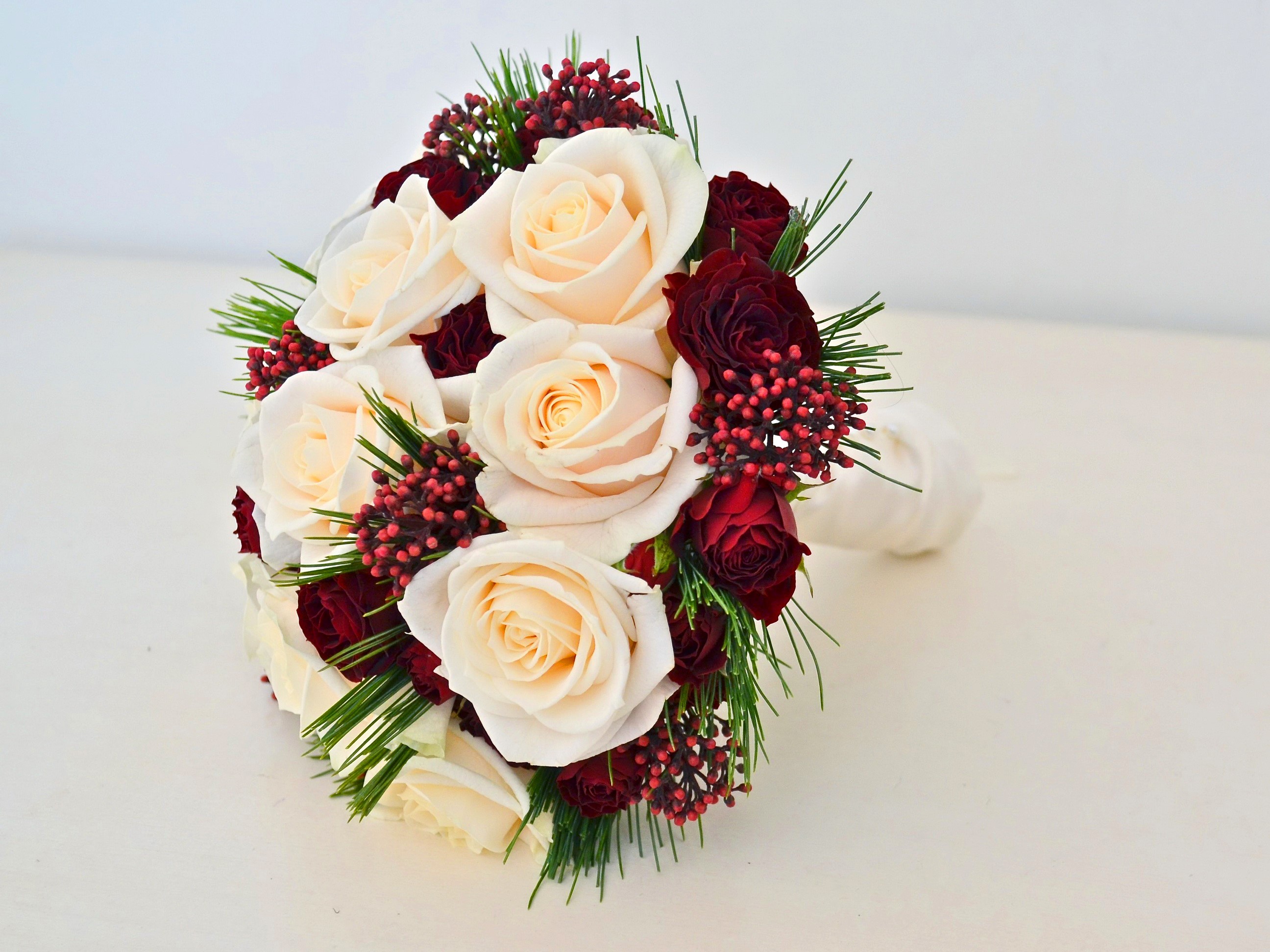 Cream and Red Roses Bouquet HD Wallpaper